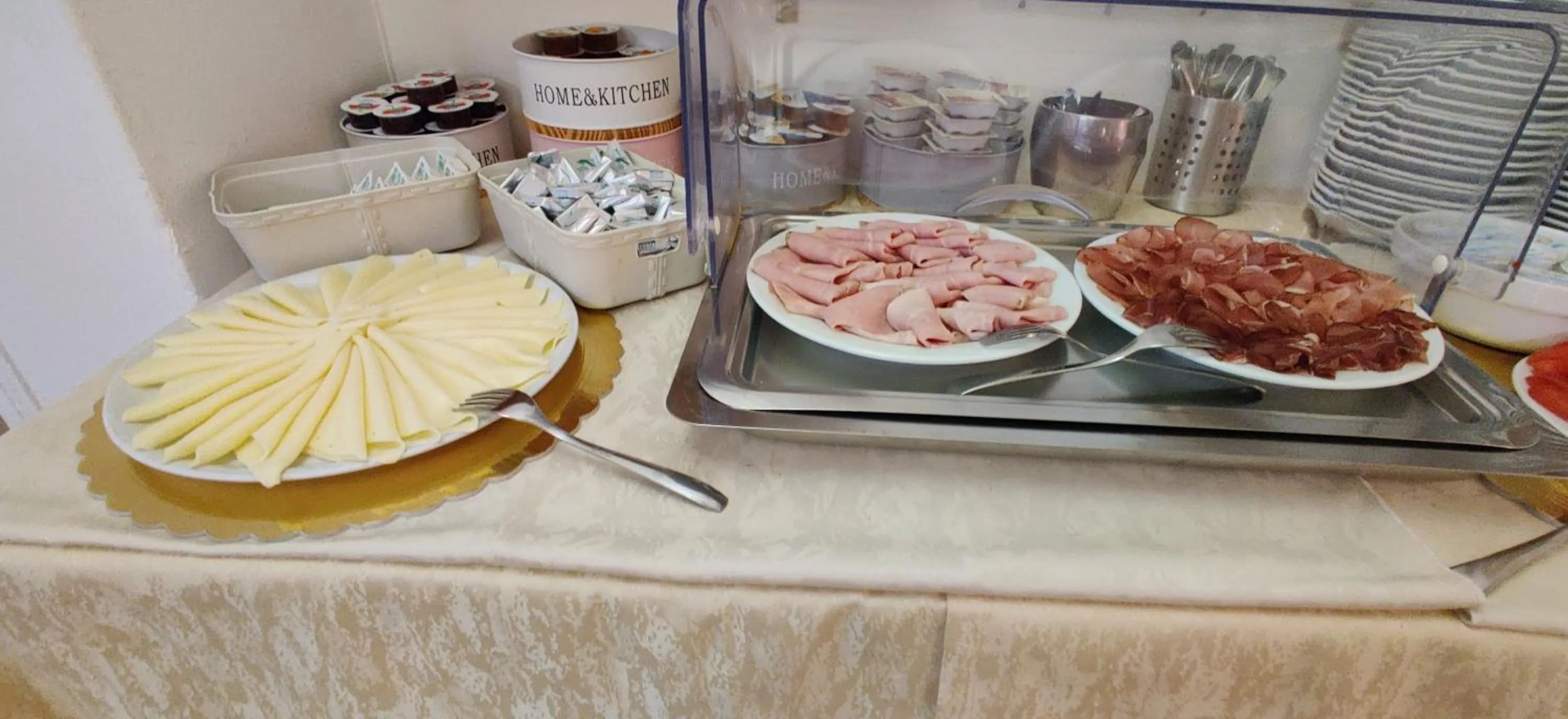 Breakfast in Hotel Modena old town