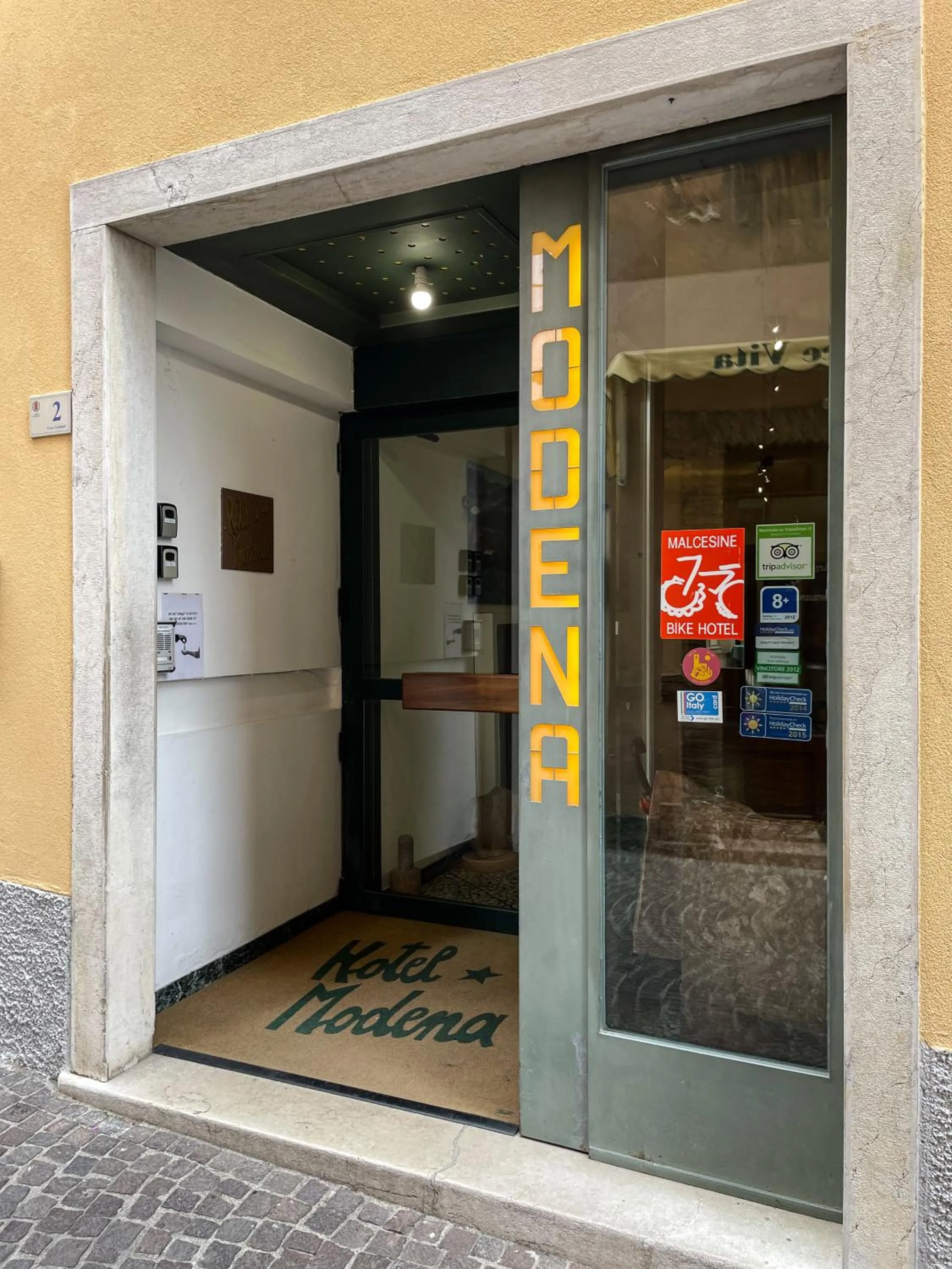 Facade/entrance in Hotel Modena old town