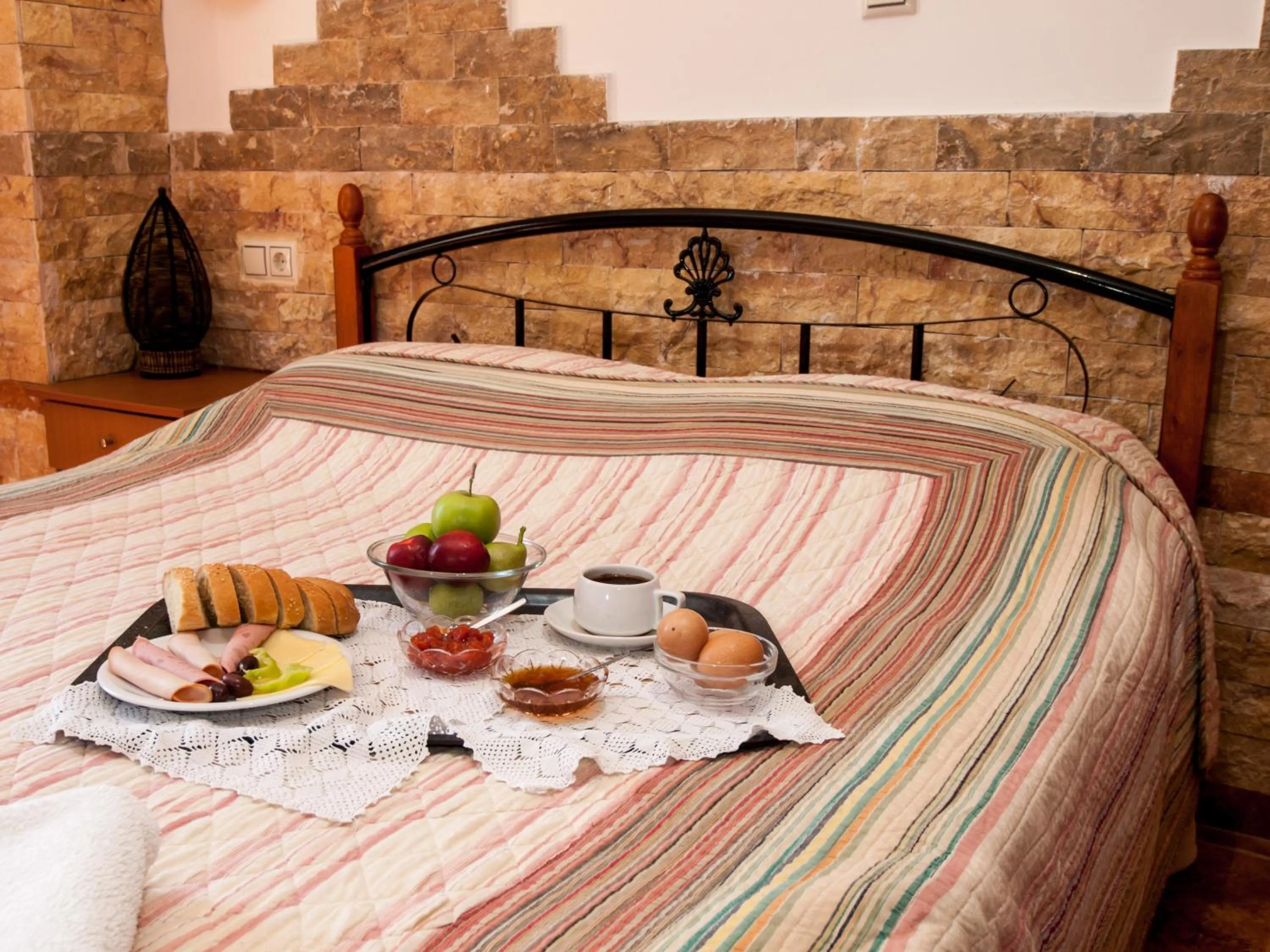 American breakfast, Bed in Astromeria