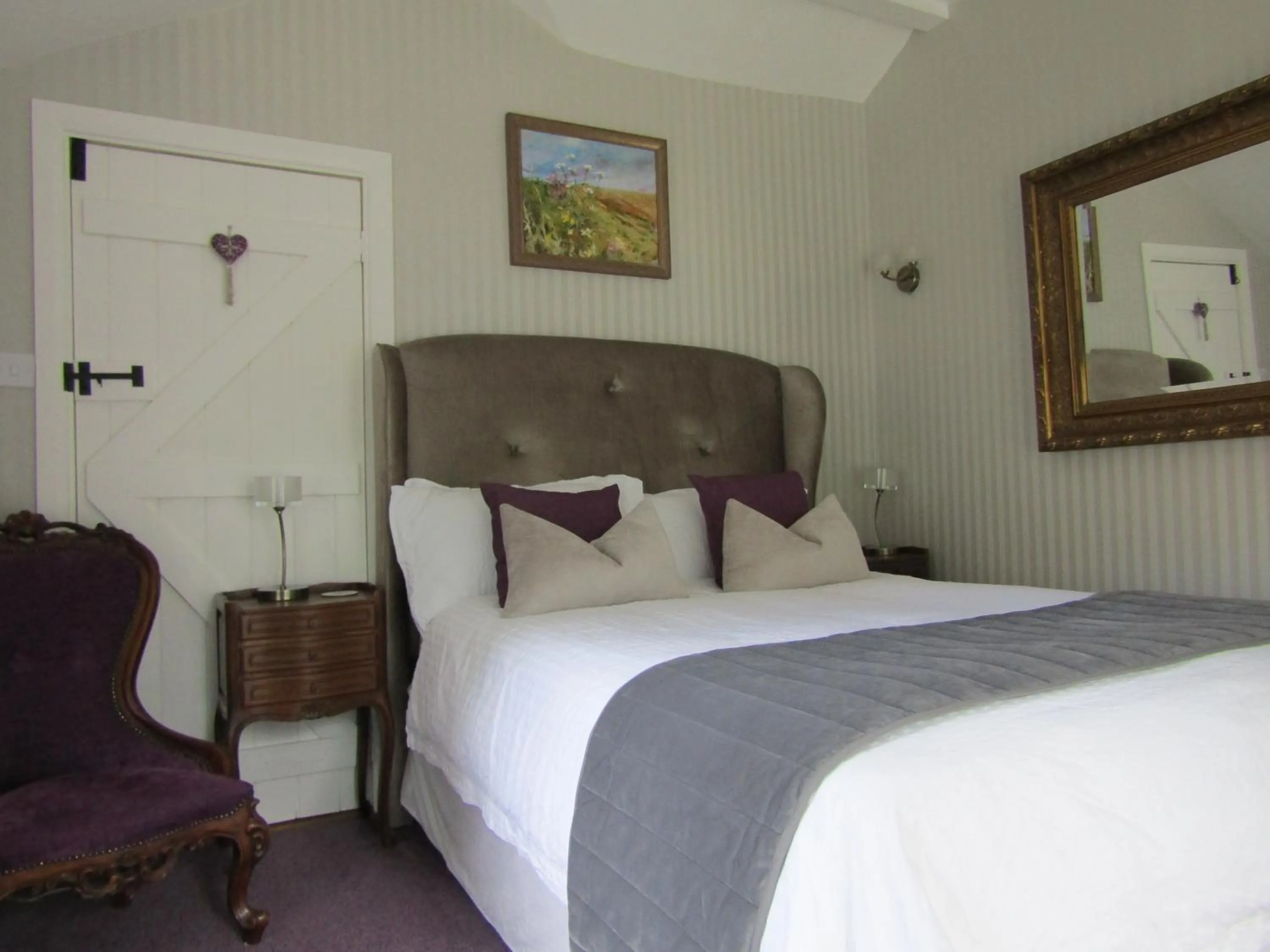 Bed in Frogs Hall B&B