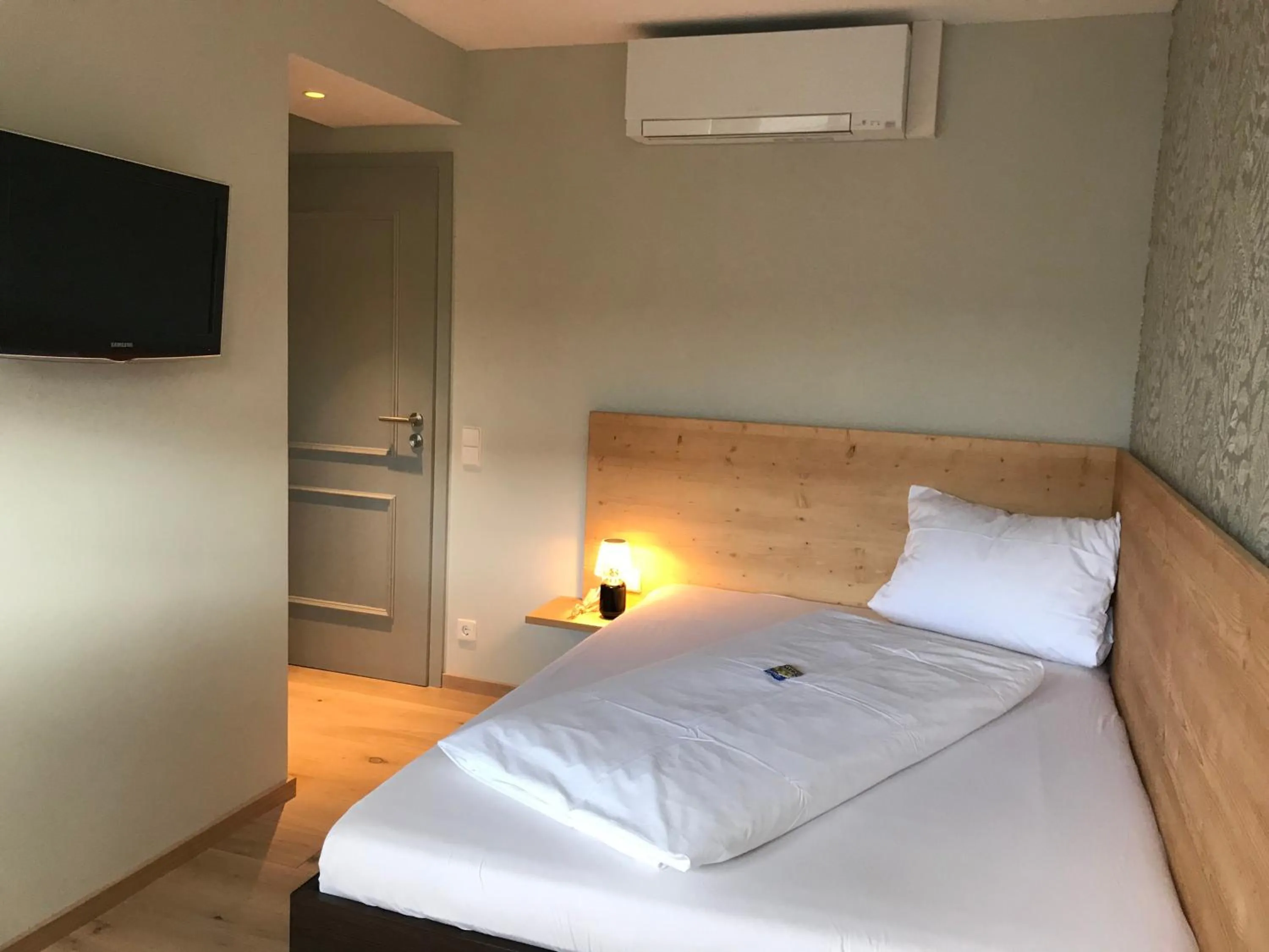 Bedroom, Bed in Jauch's Löwen Hotel-Restaurant