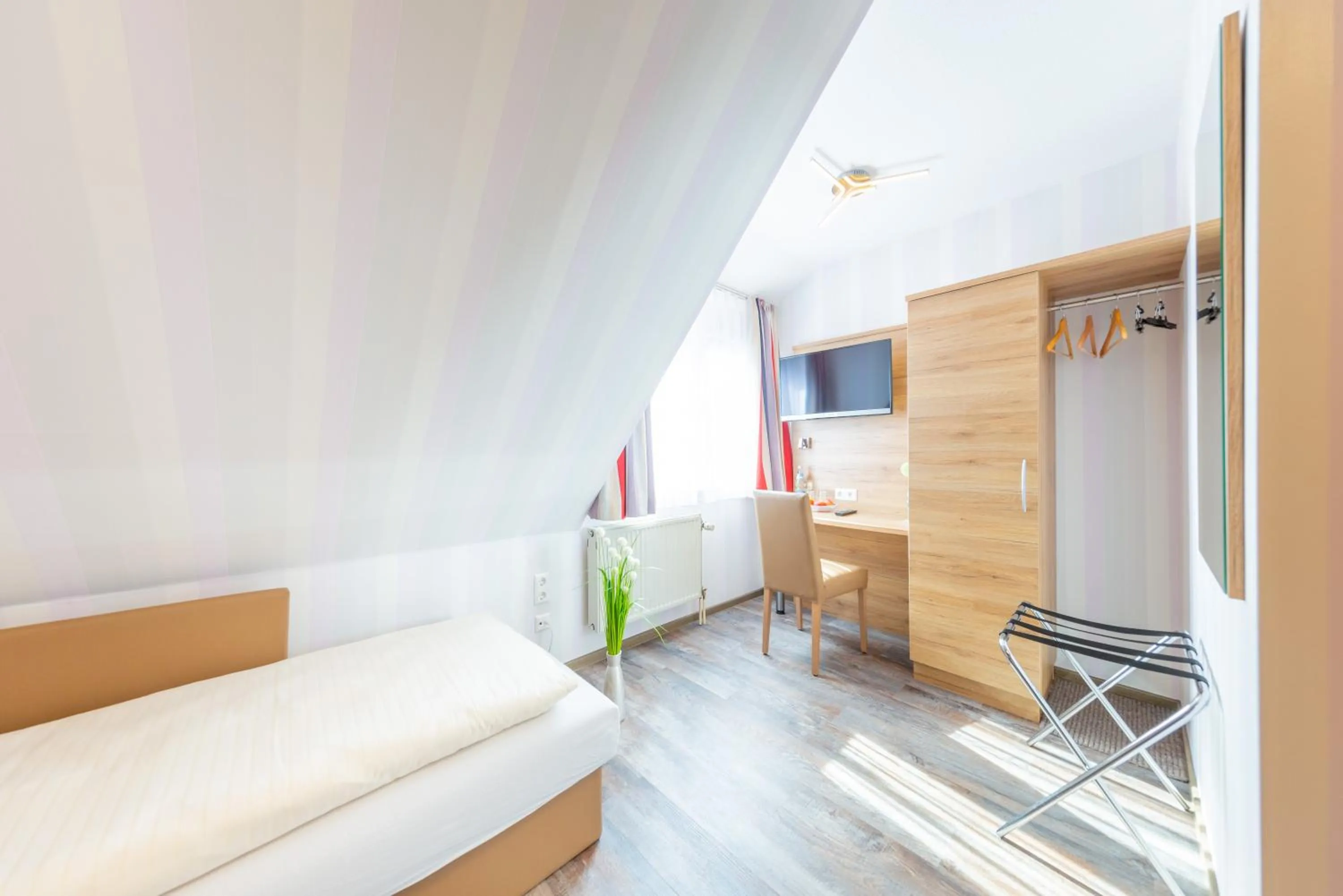 Photo of the whole room, Bed in Hotel Reinhardtshof Garni