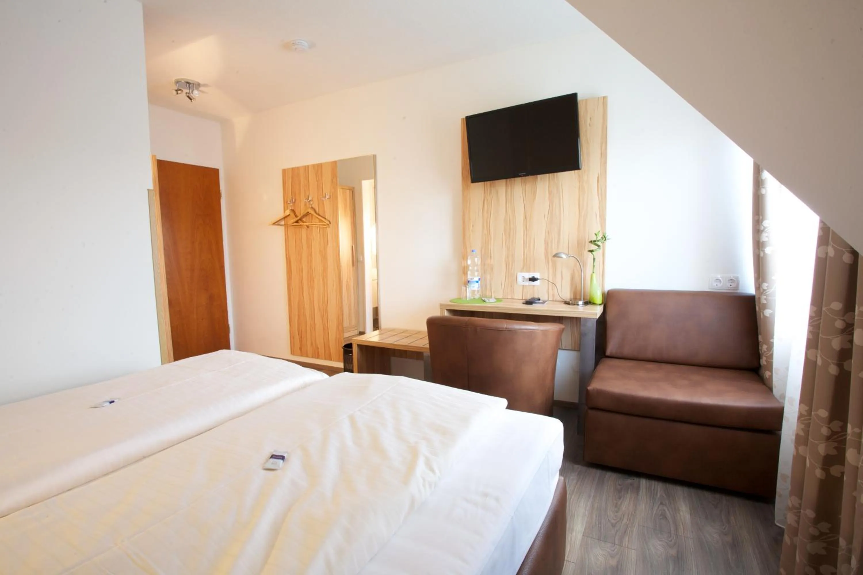 Photo of the whole room, Bed in Hotel Reinhardtshof Garni