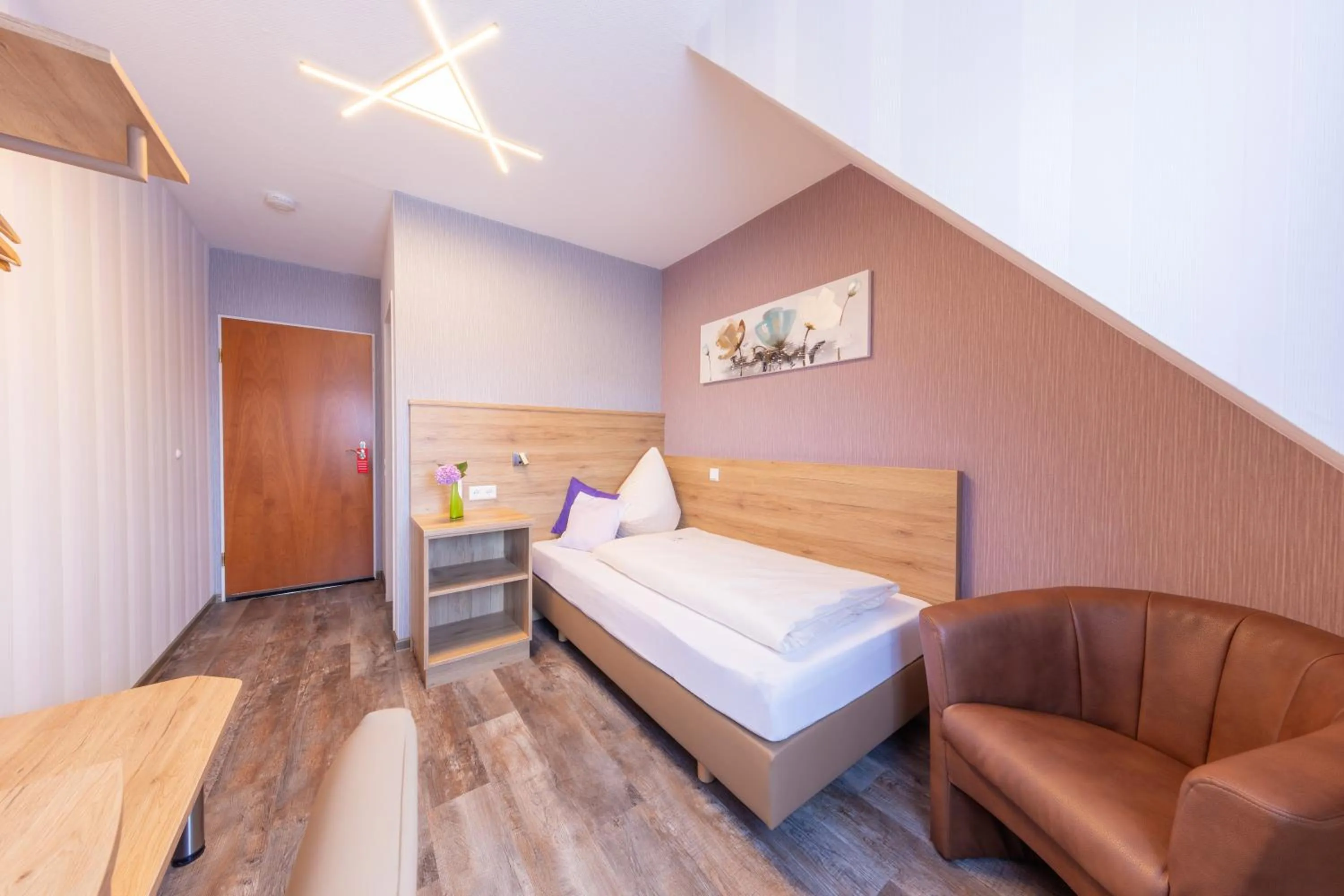 Photo of the whole room, Bed in Hotel Reinhardtshof Garni