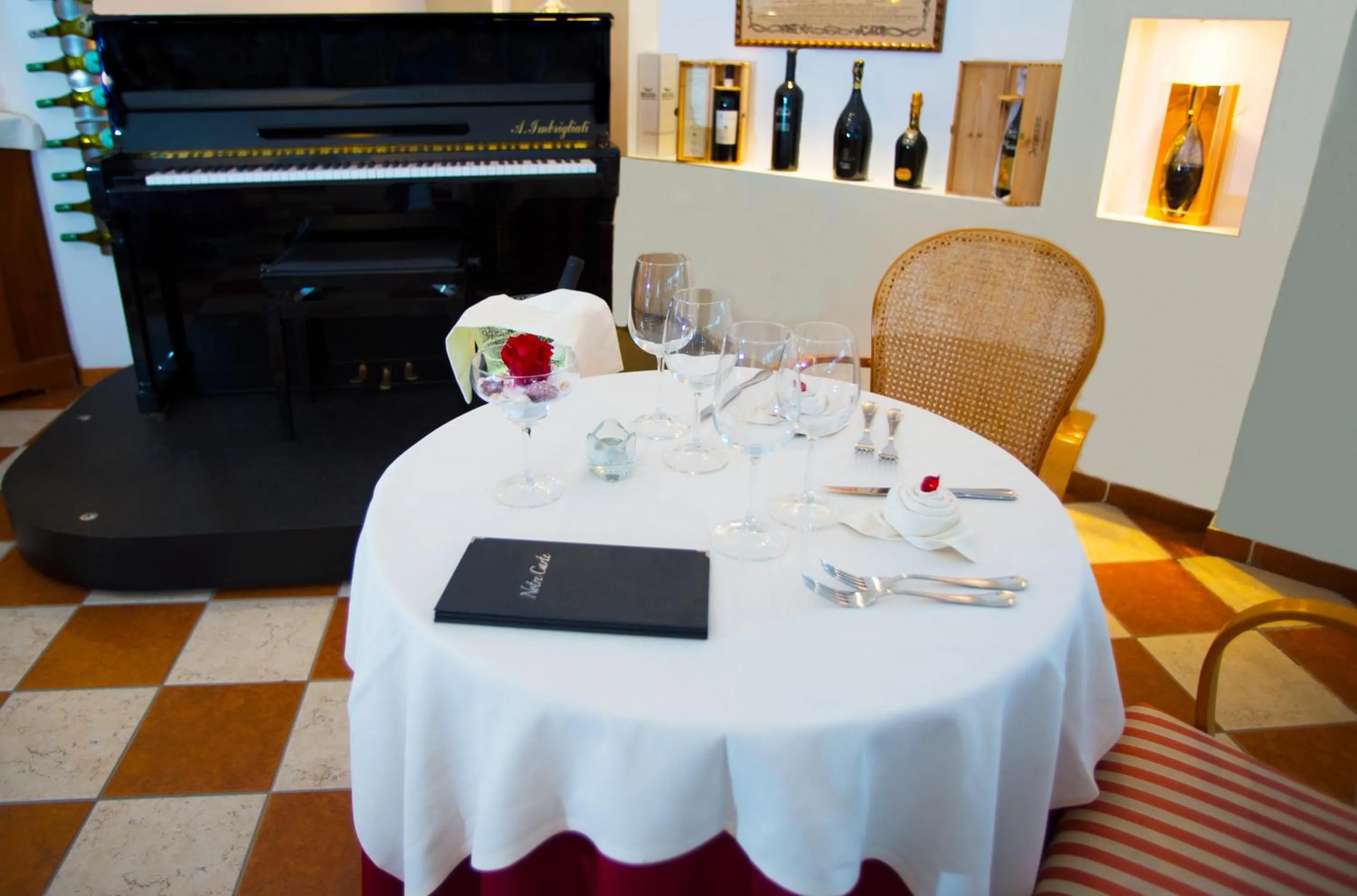 Restaurant/places to eat in Hotel Rossini 4S