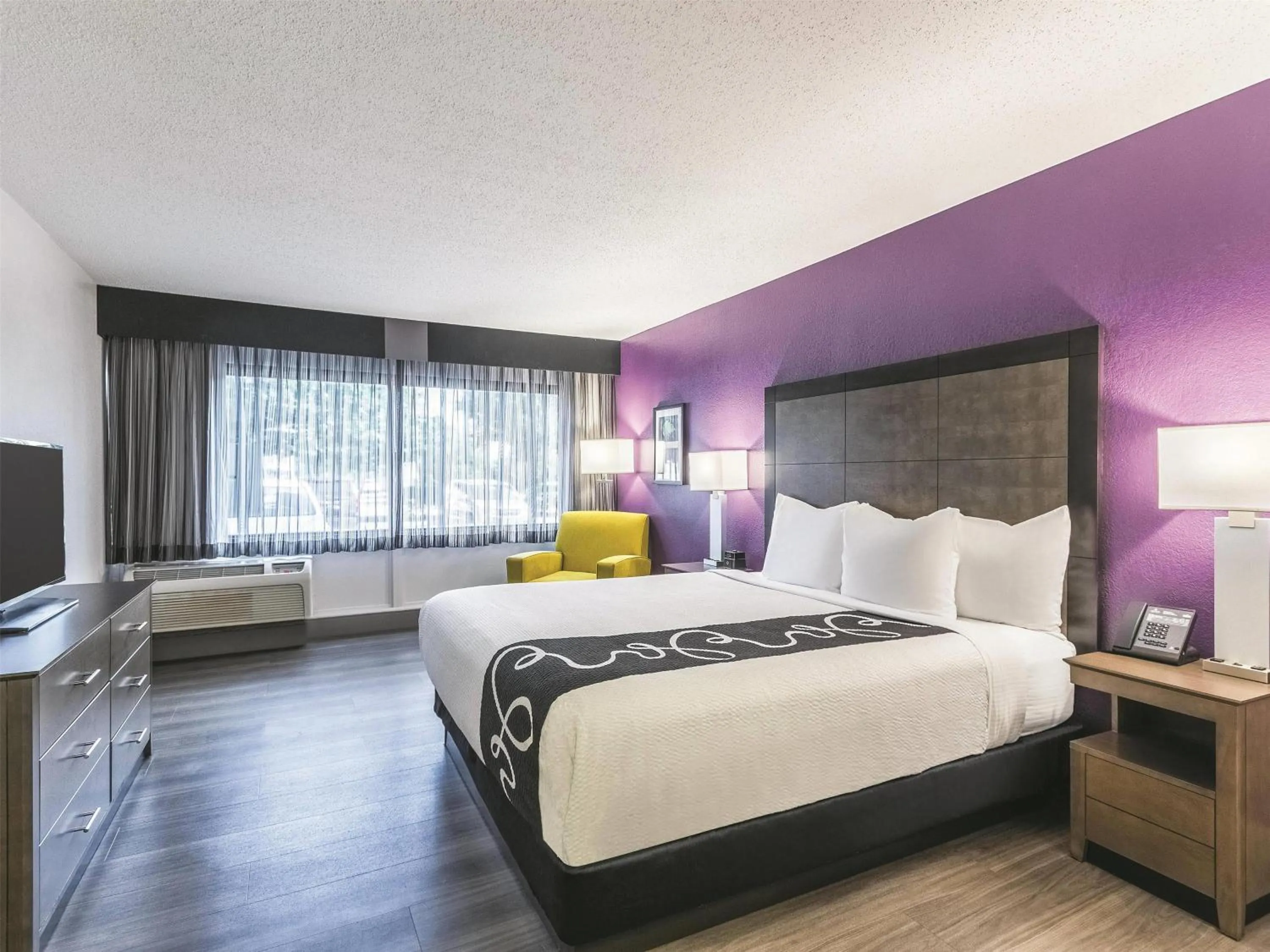 Photo of the whole room, Bed in La Quinta by Wyndham Virginia Beach