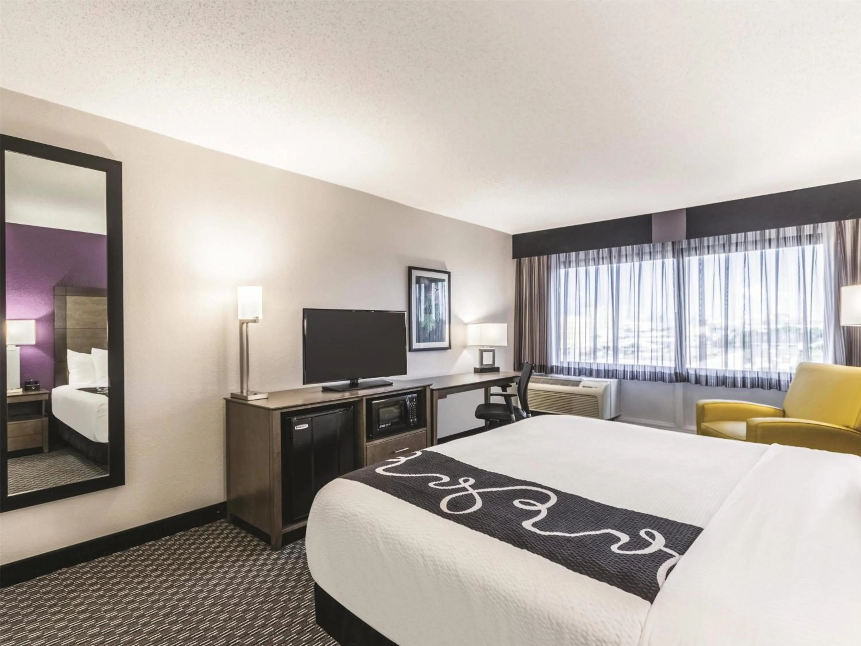 Photo of the whole room, Bed in La Quinta by Wyndham Virginia Beach