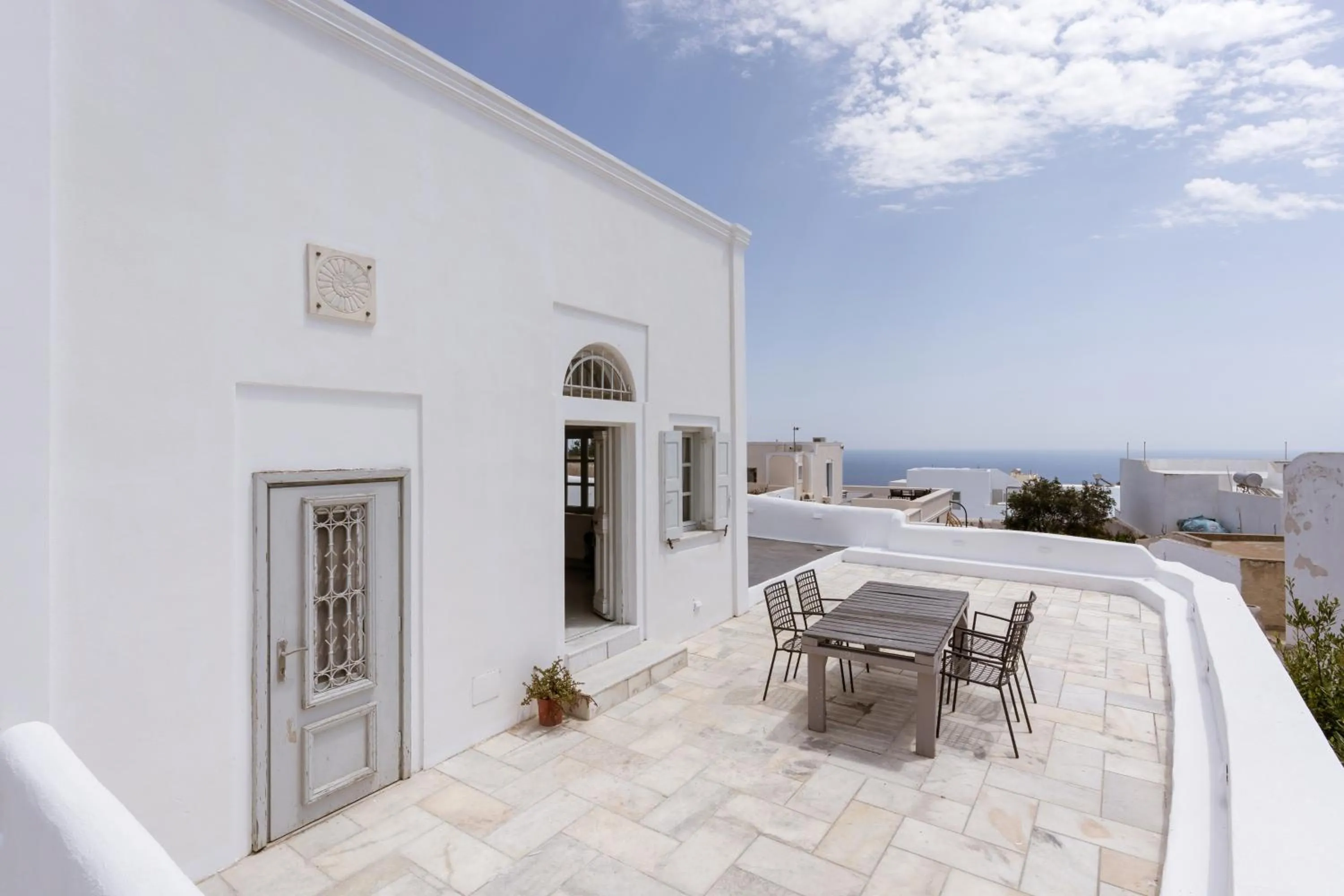 Suite with Hot Tub in On An Island suites & apartments - Fira
