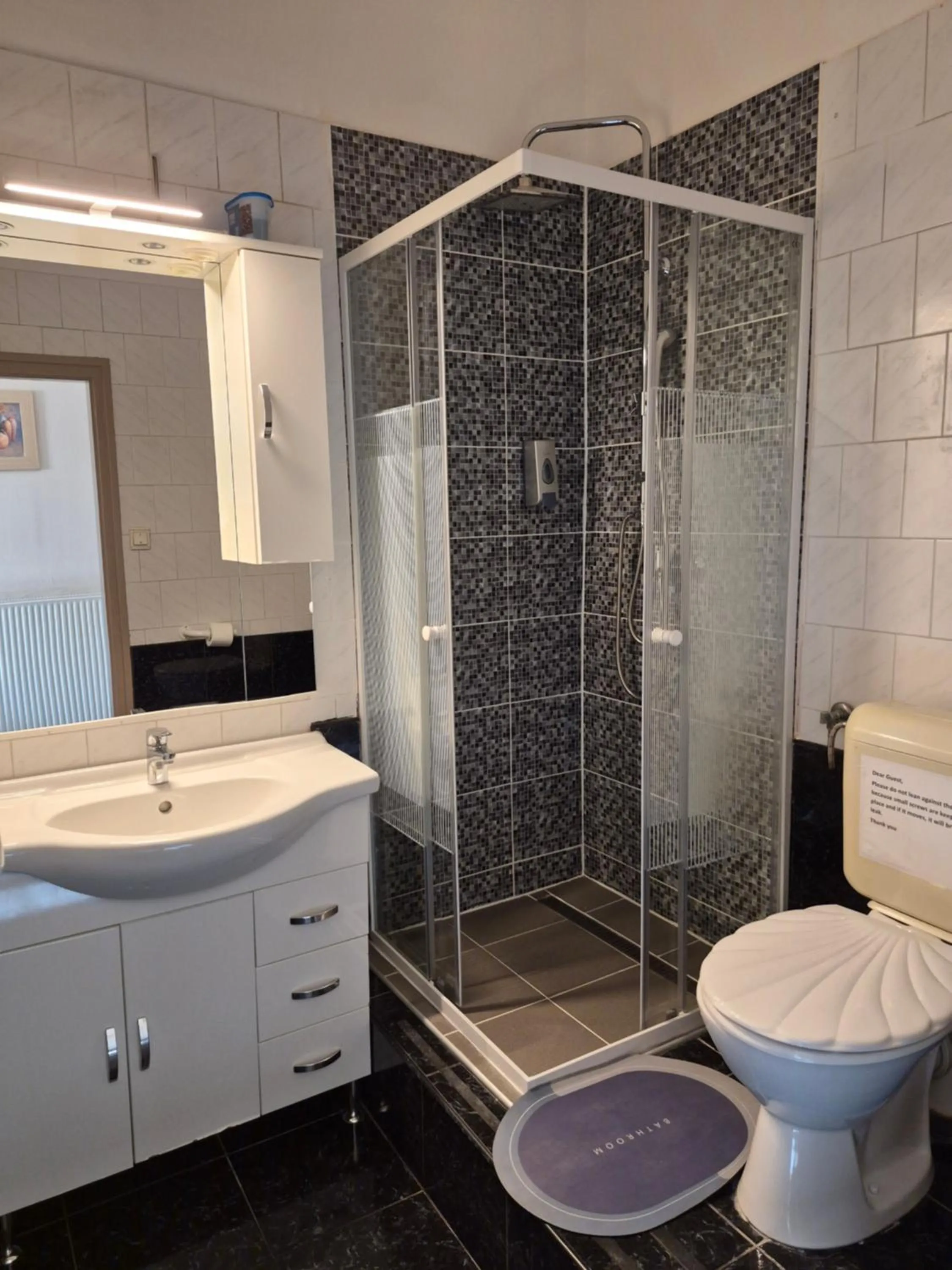Bathroom in Eitans Guesthouse