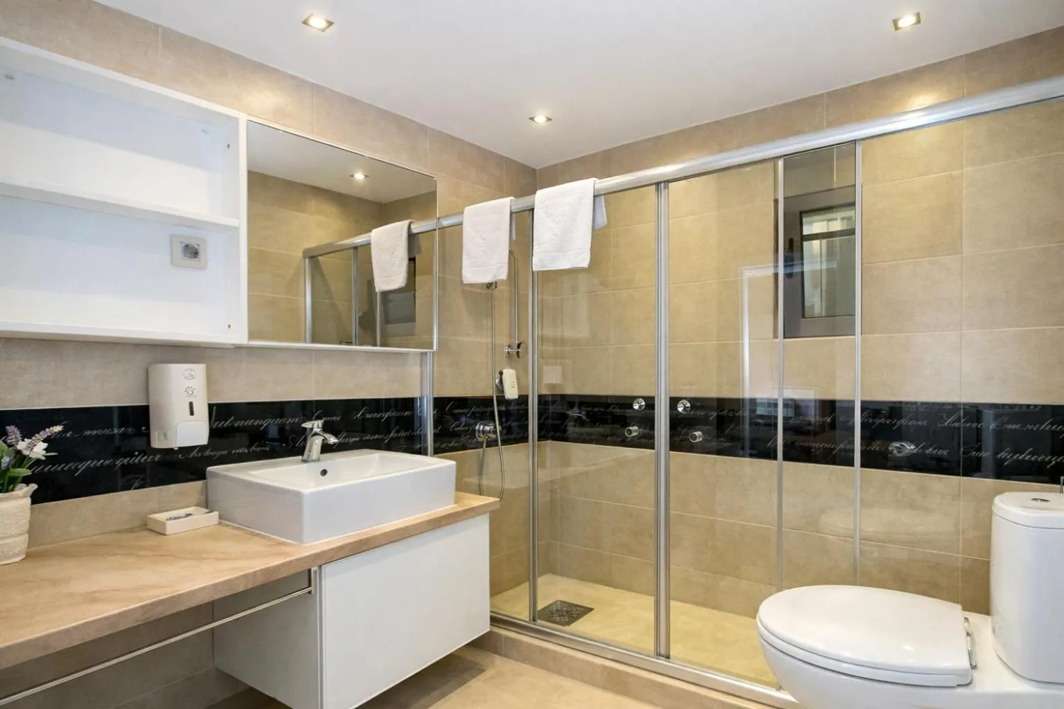 Shower in Hotel Butua Residence