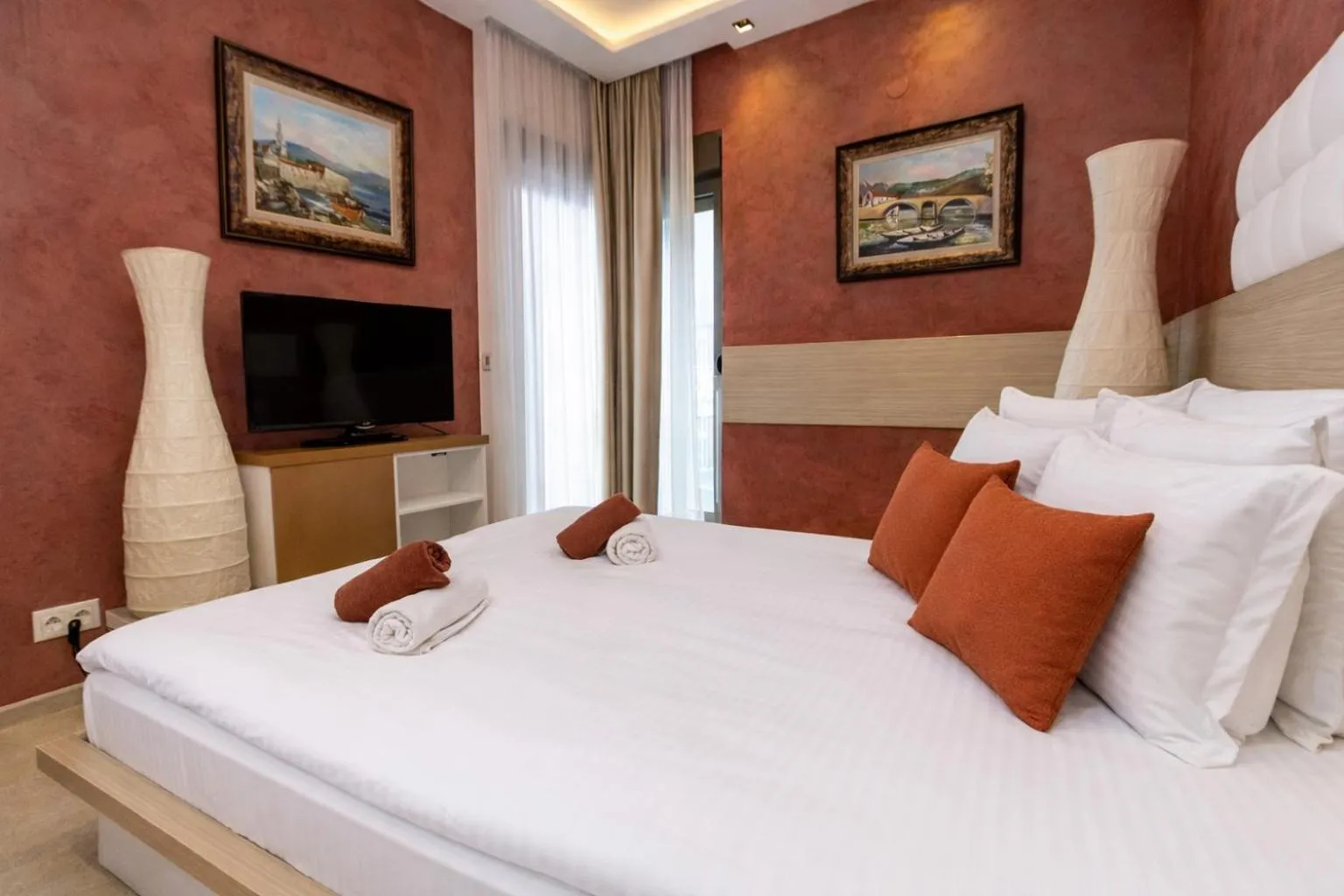 Communal lounge/ TV room, Bed in Hotel Butua Residence