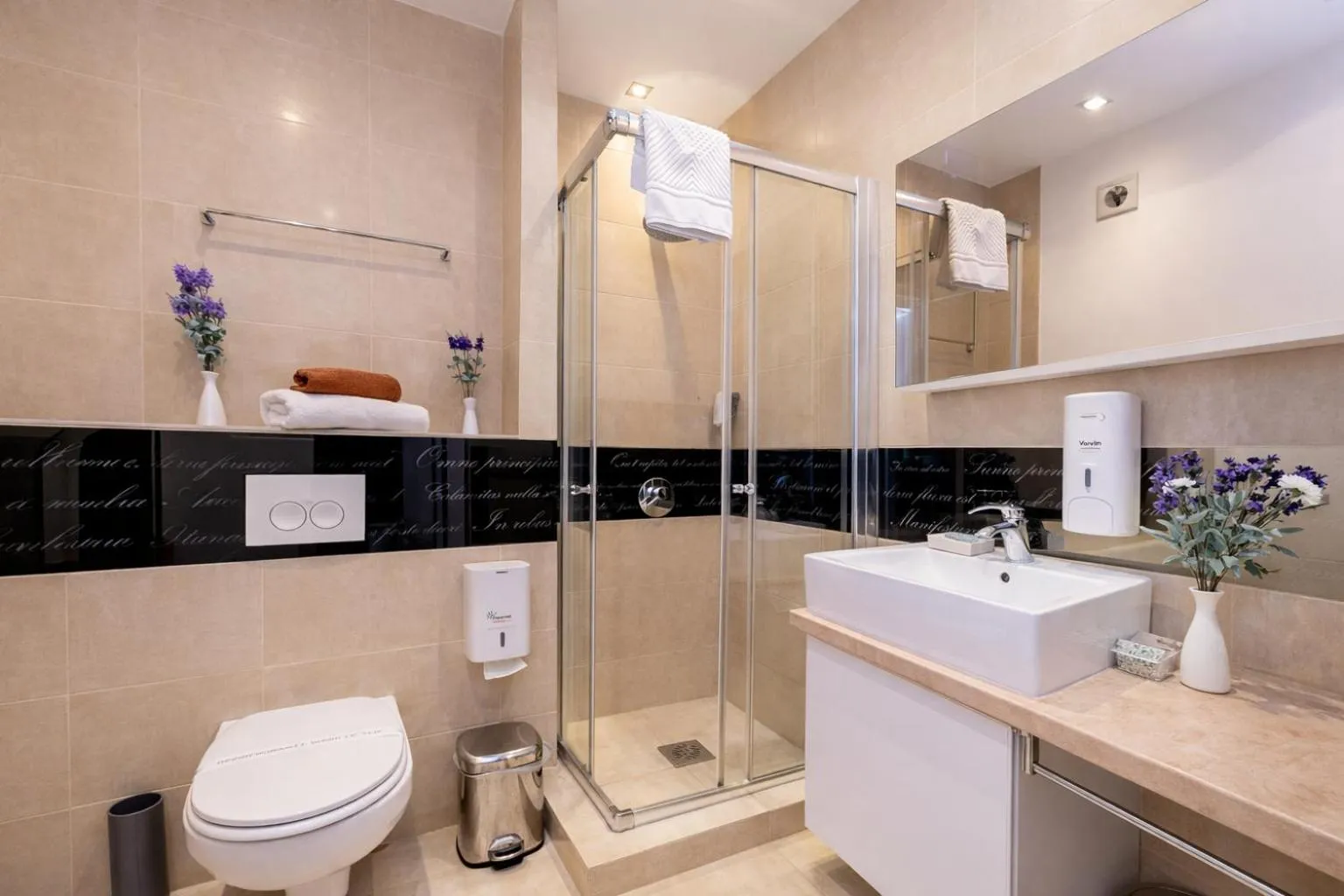 Shower in Hotel Butua Residence