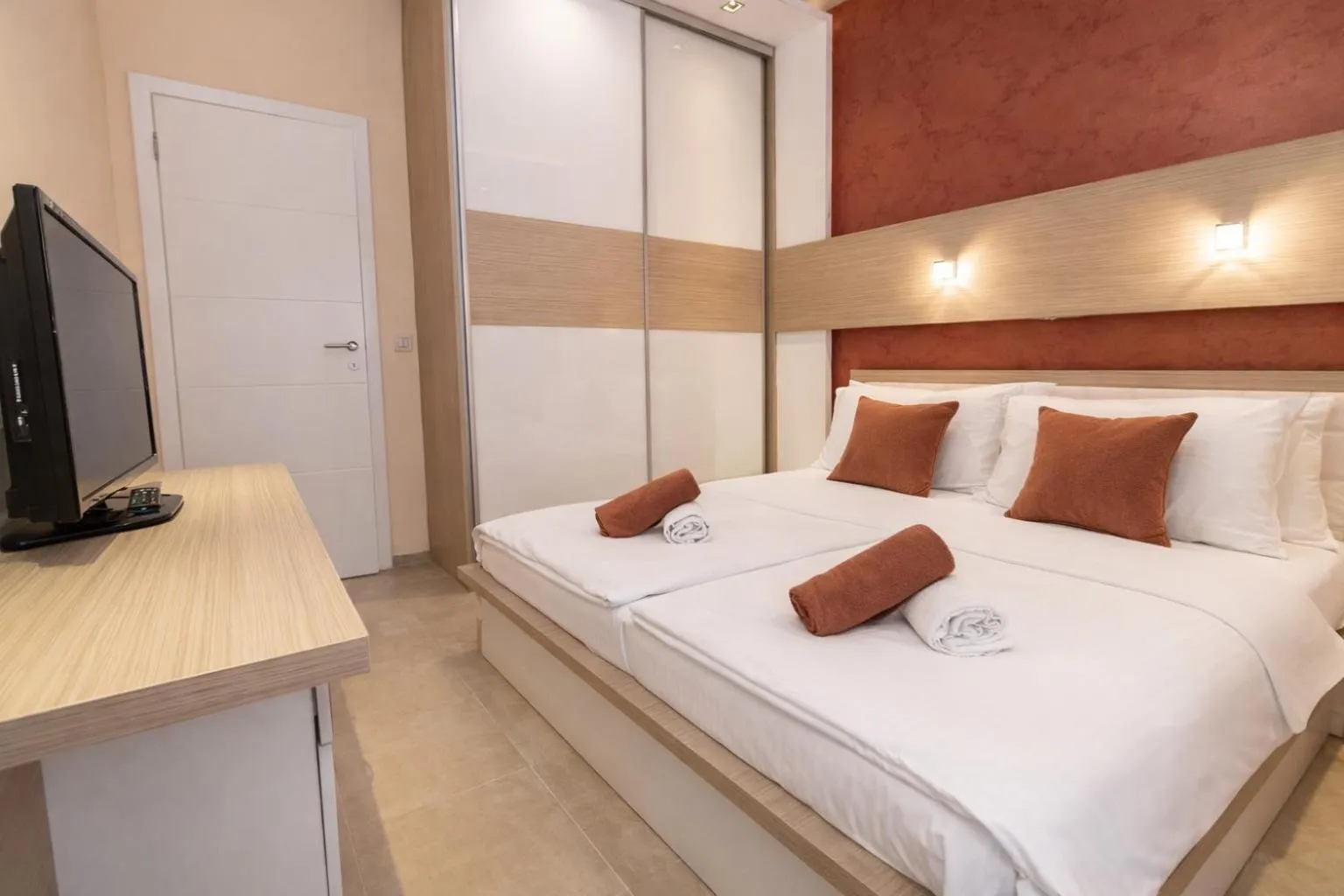 Communal lounge/ TV room, Bed in Hotel Butua Residence