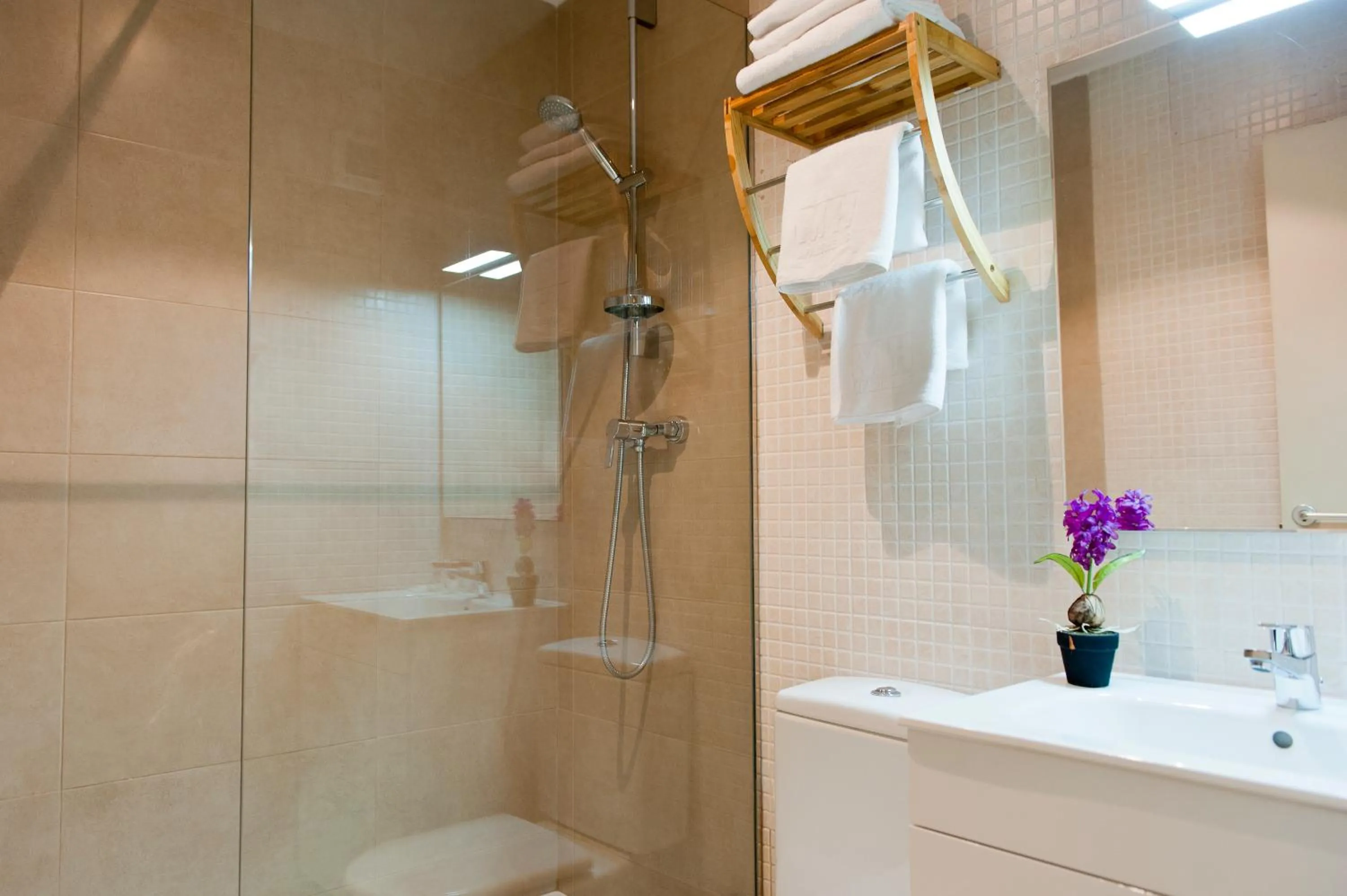 Bathroom in MH Apartments Ramblas