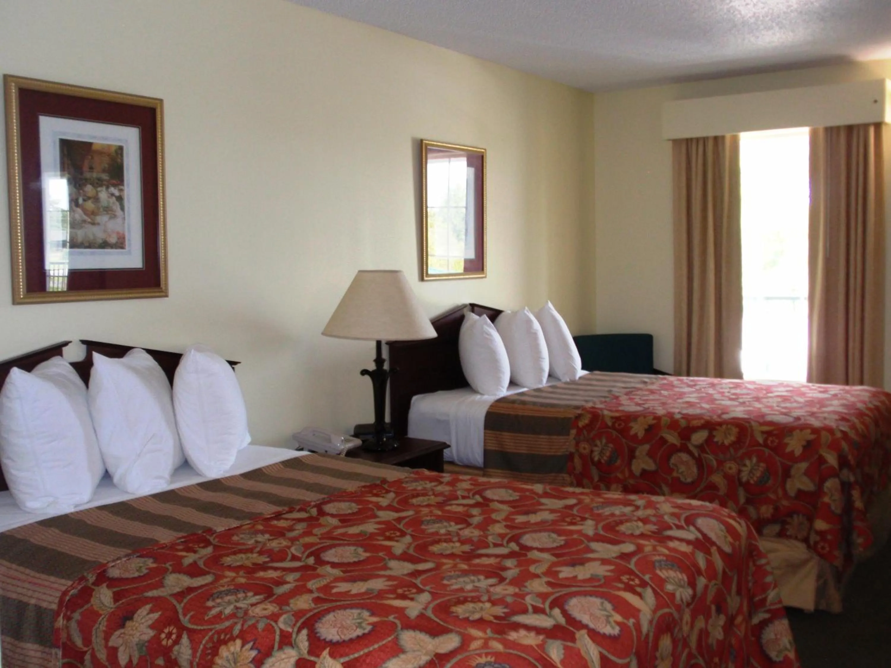 Bed in Jameson Inn - Perry