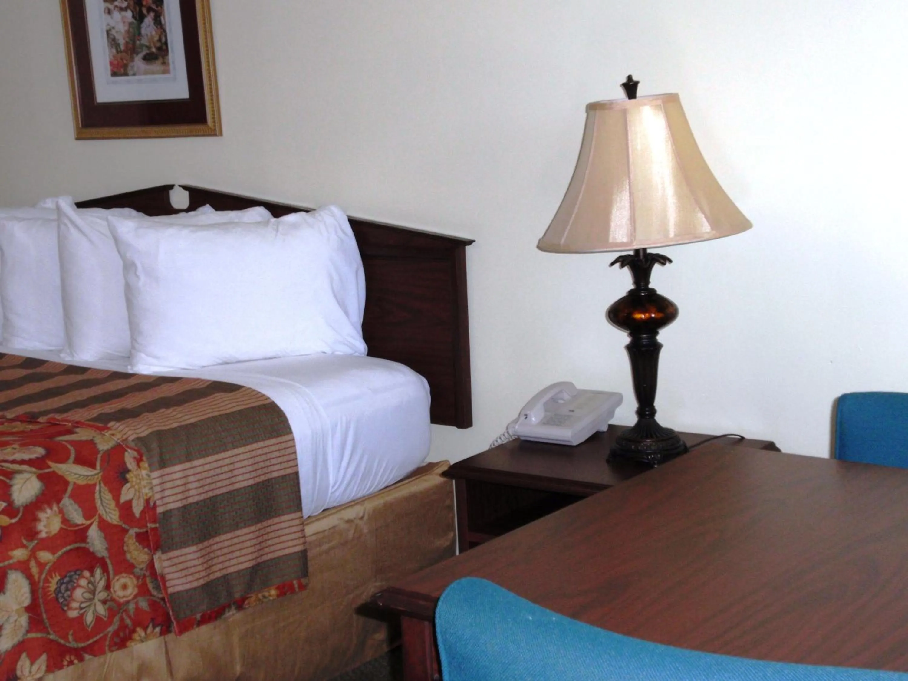 Decorative detail, Bed in Jameson Inn - Perry