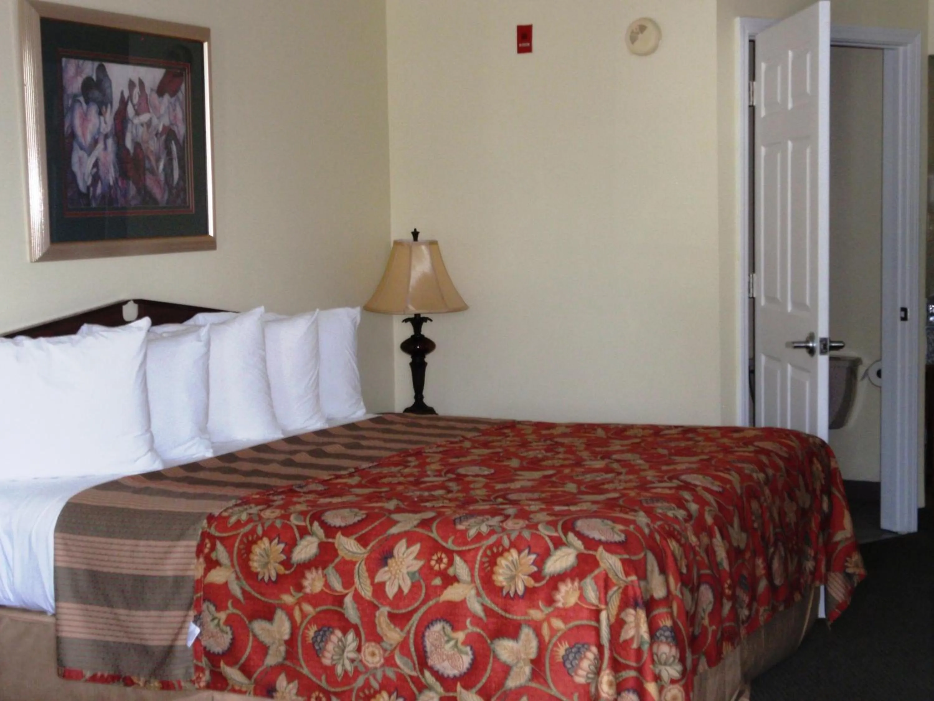 Bed in Jameson Inn - Perry