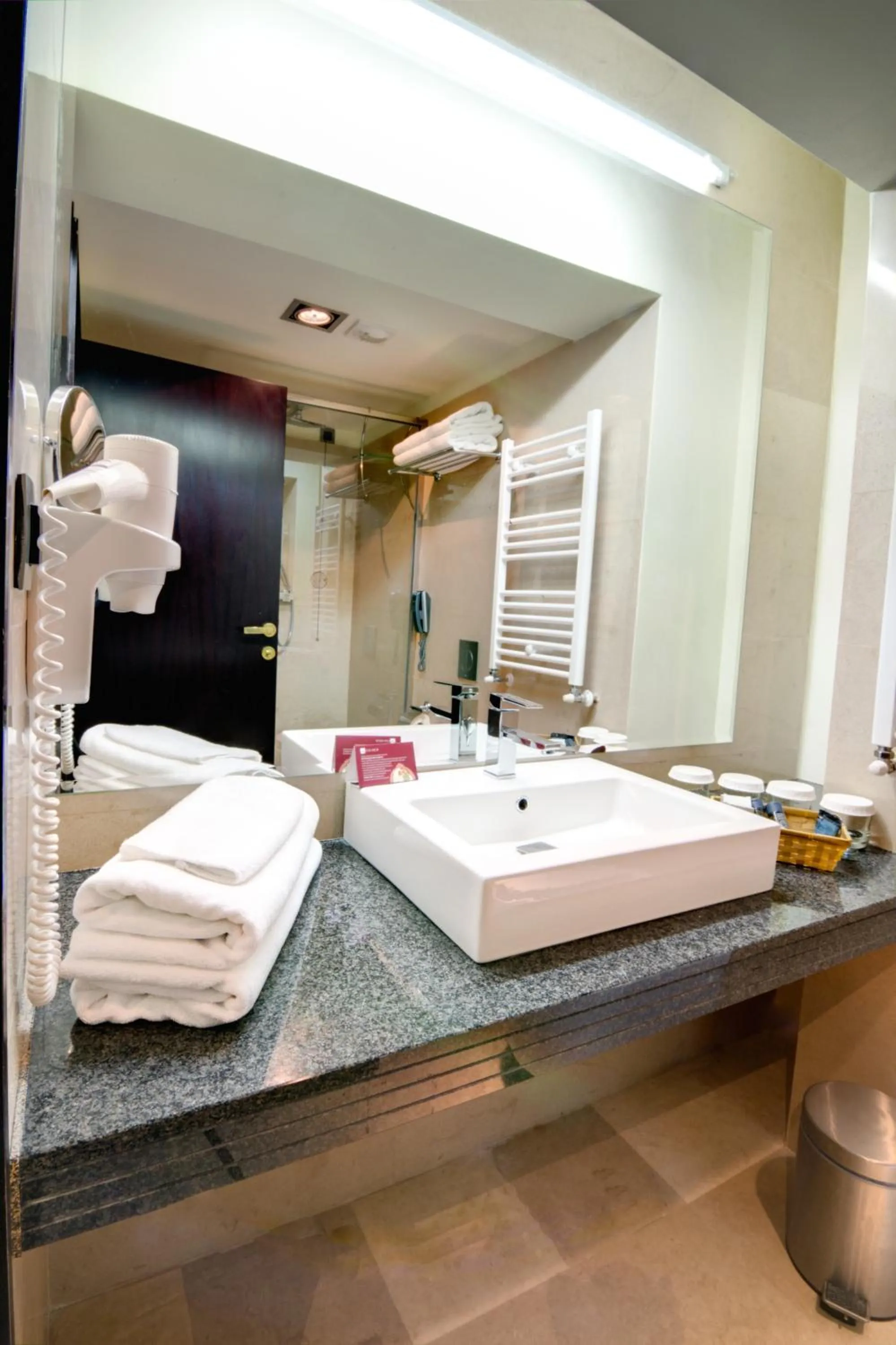 Bathroom, Bed in Hotel Orizont