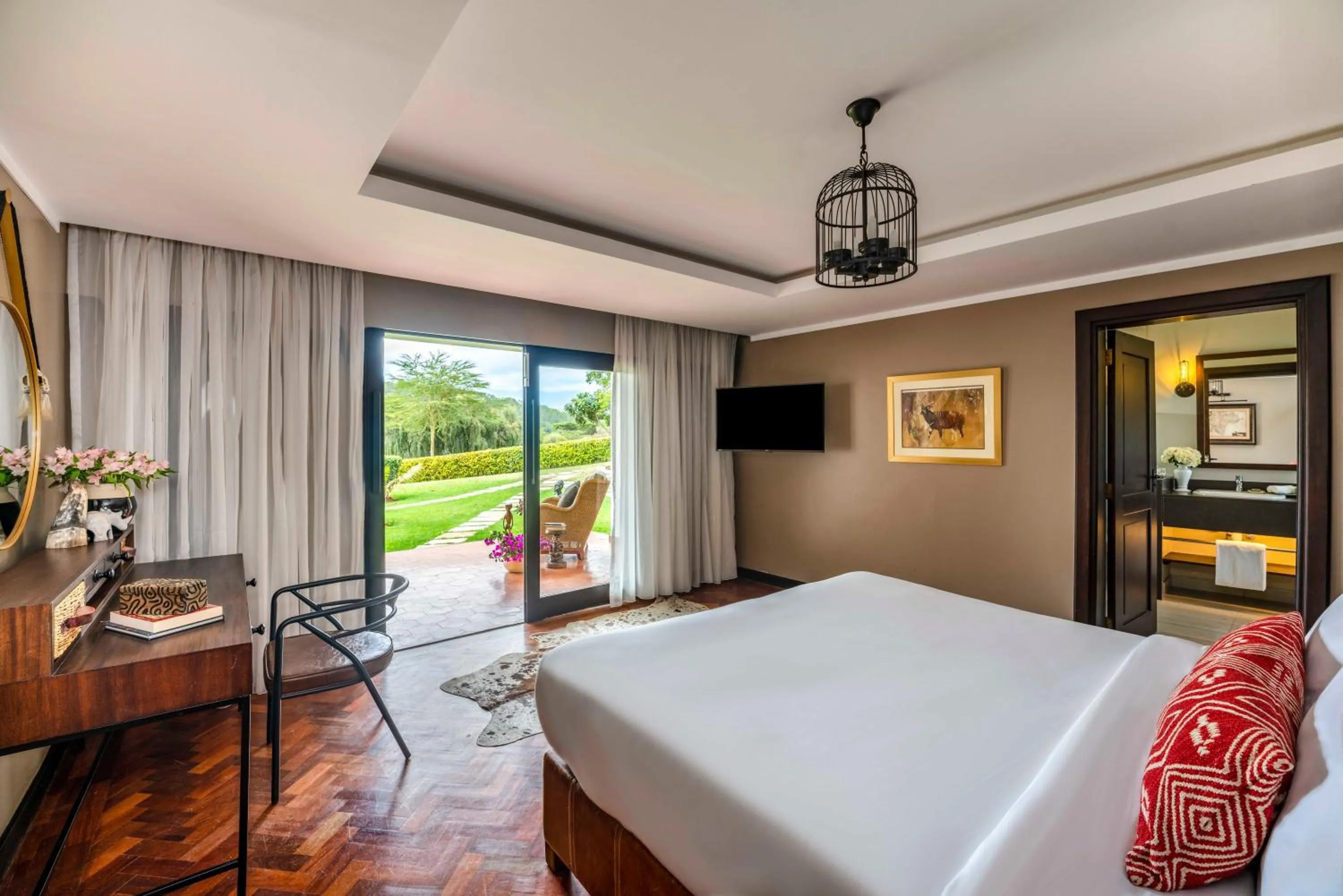 Bedroom, Bed in Fairmont Mount Kenya Safari Club