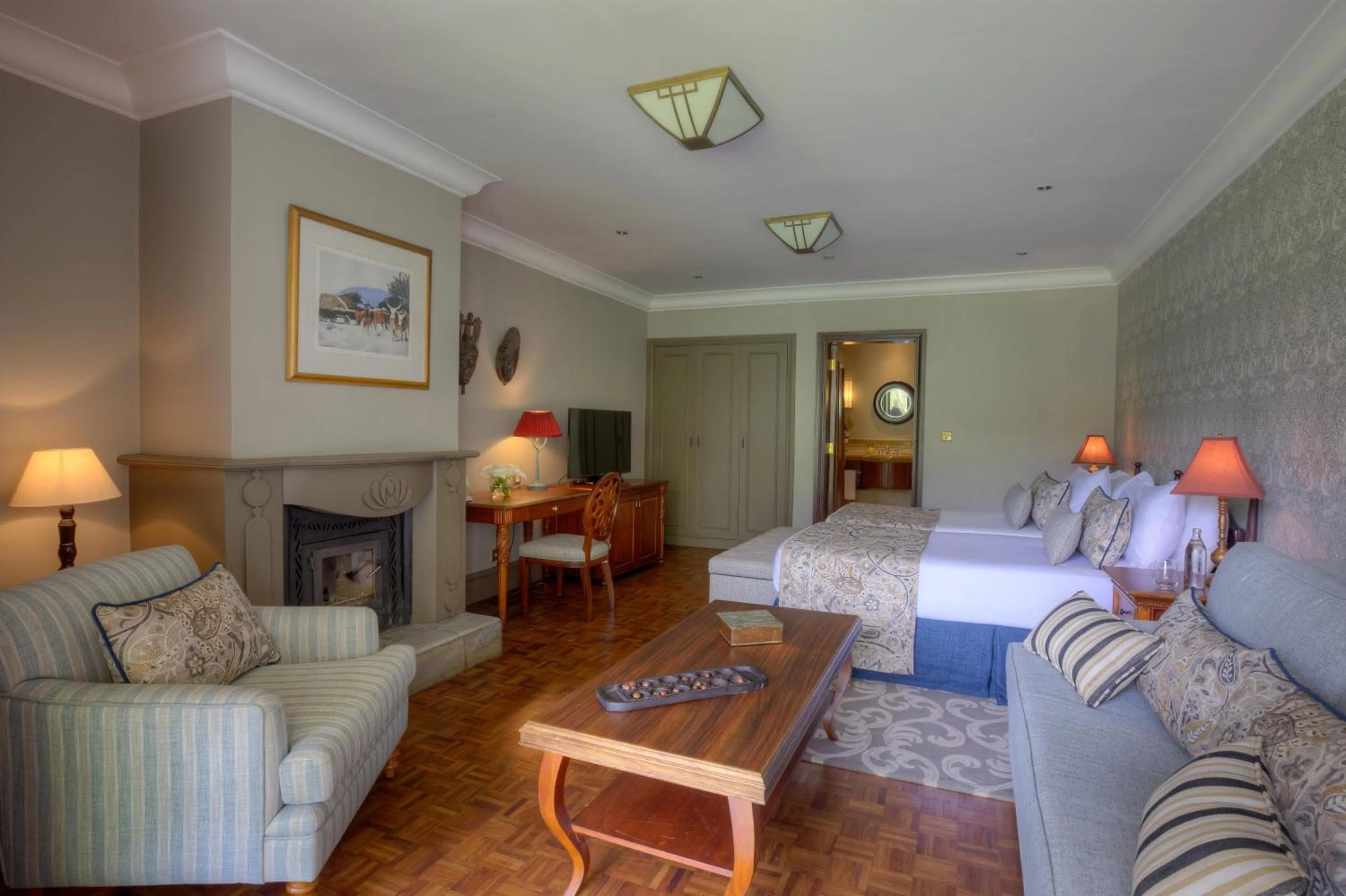 Communal lounge/ TV room, Bed in Fairmont Mount Kenya Safari Club