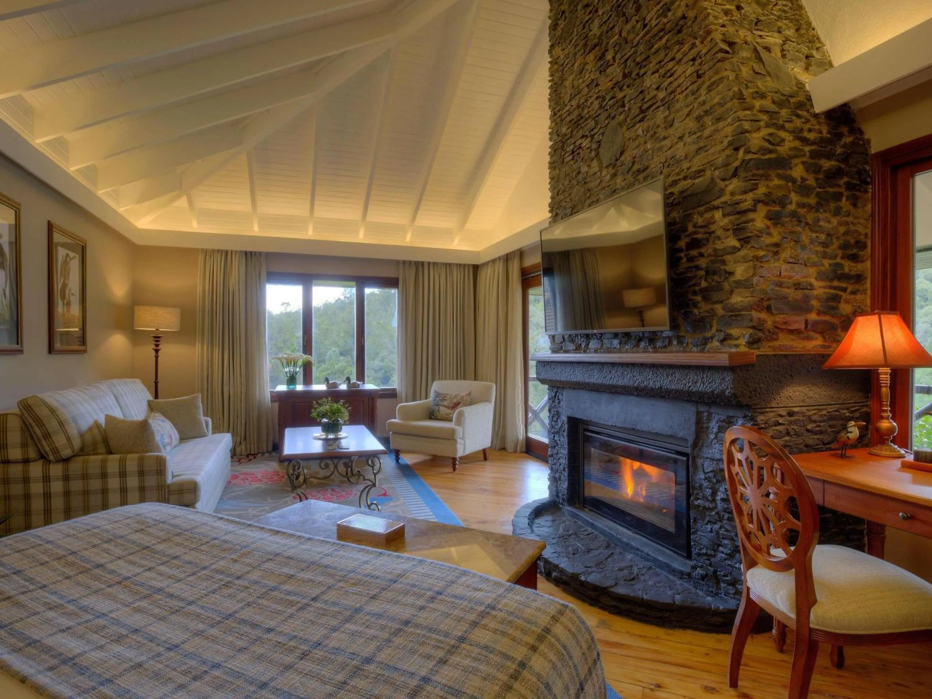 Bedroom, Bed in Fairmont Mount Kenya Safari Club