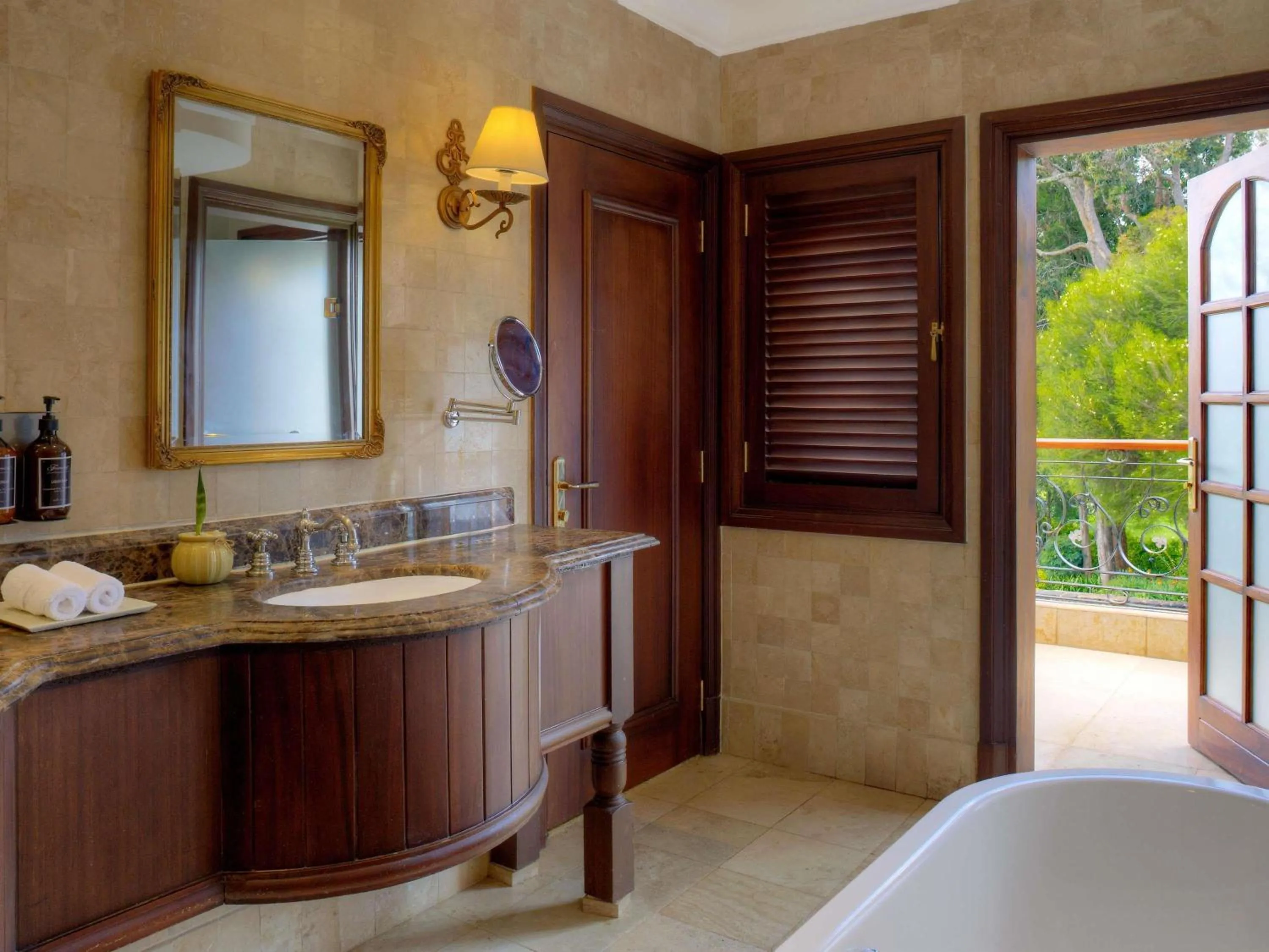 Bedroom, Bed in Fairmont Mount Kenya Safari Club