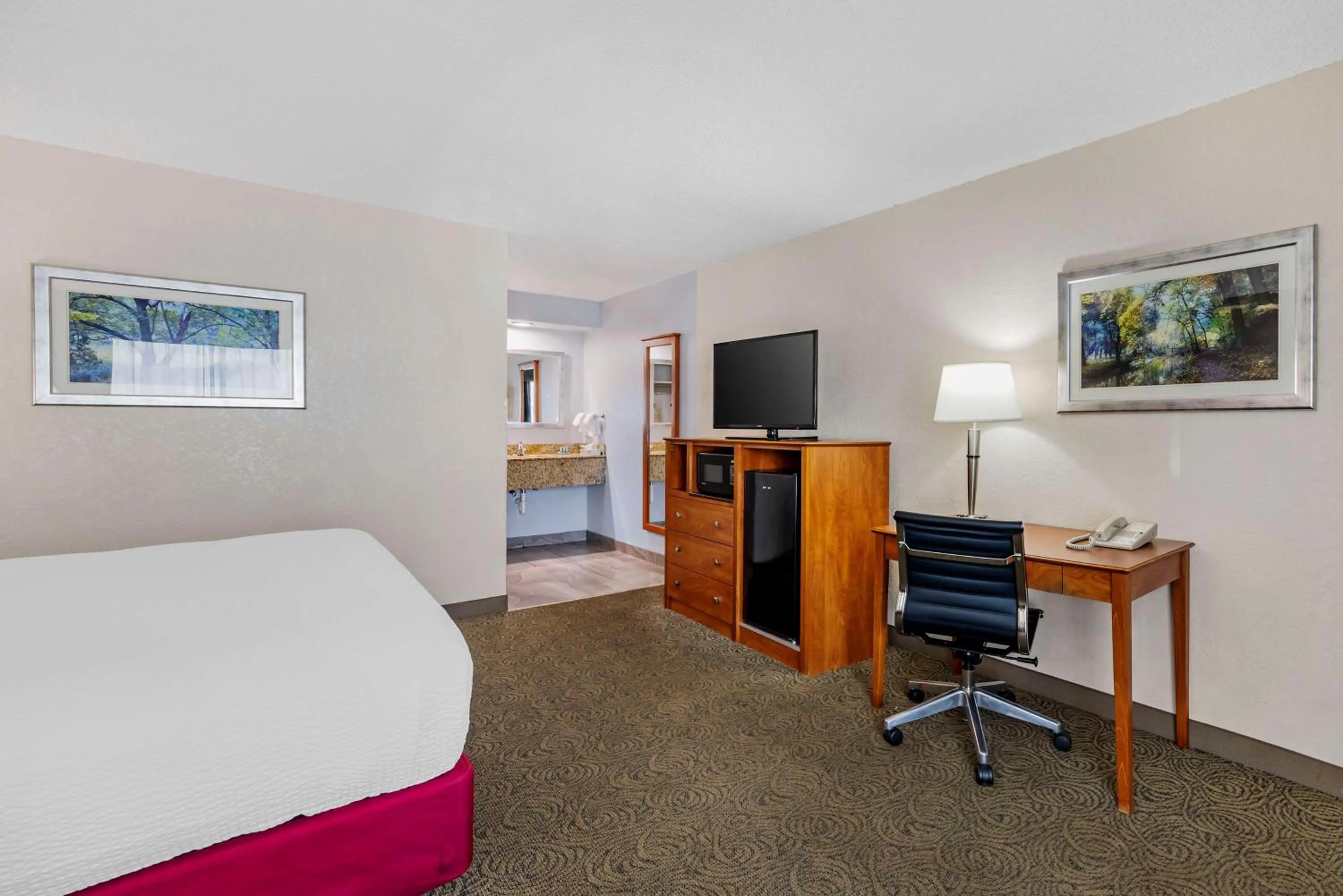 Bedroom, Bed in Best Western Thunderbird Motel