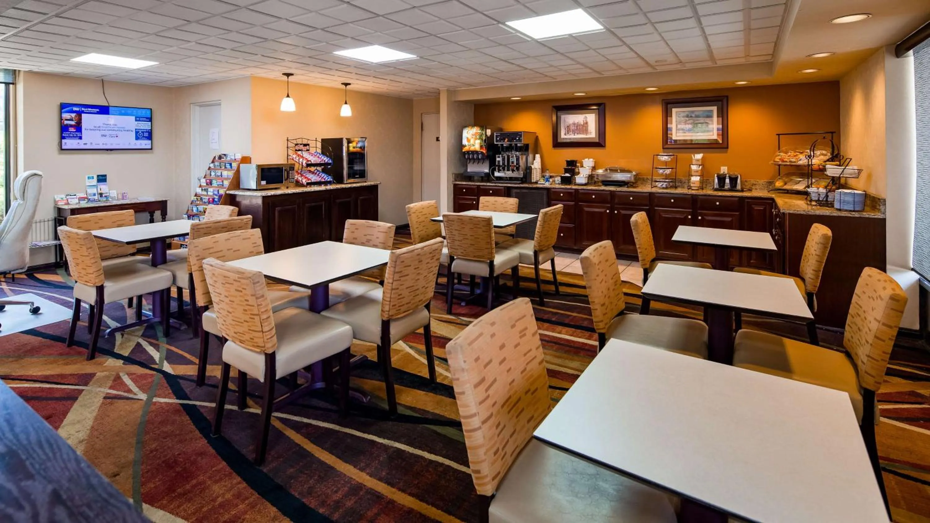 Dining area in Best Western Thunderbird Motel