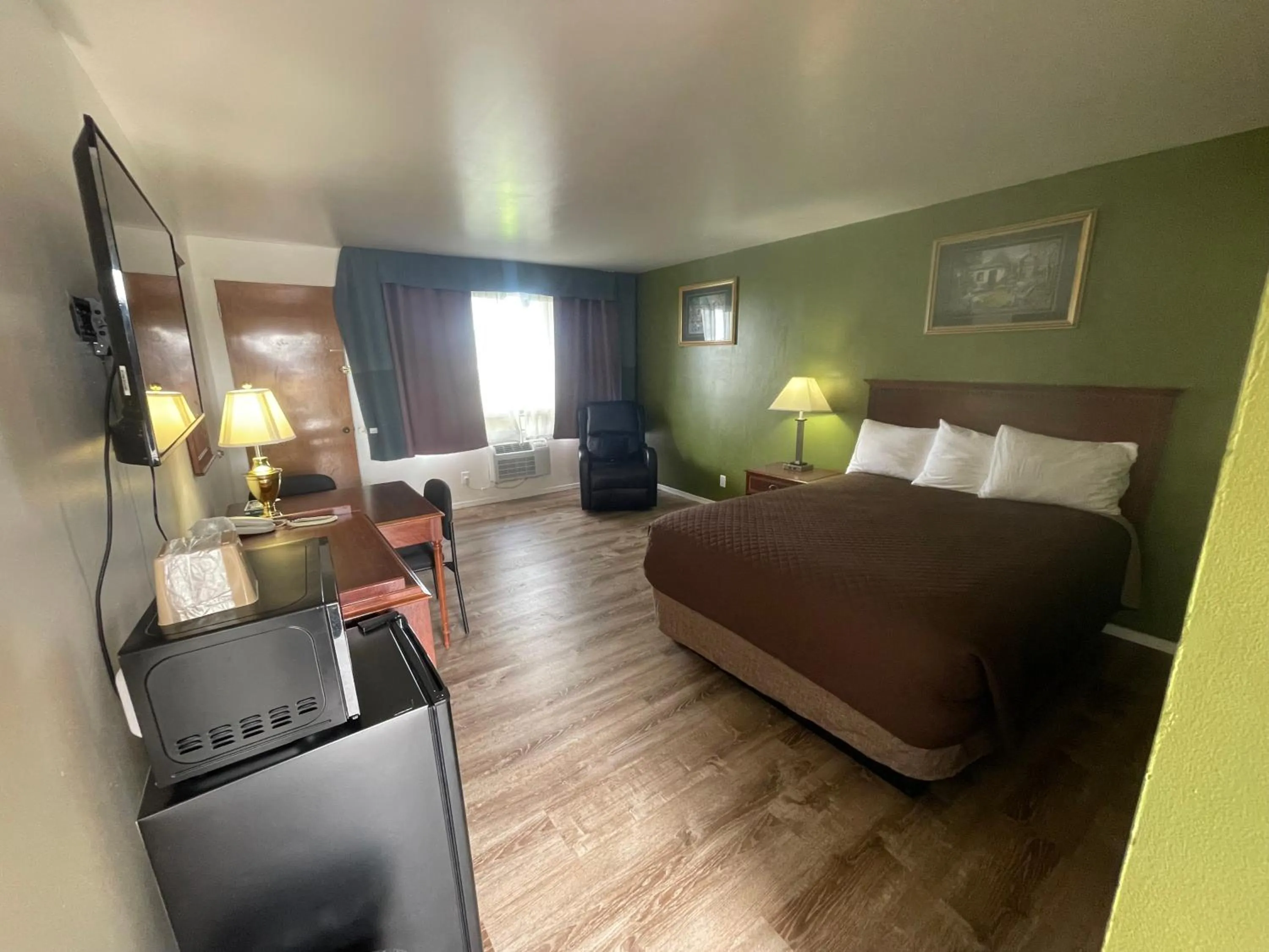 Bedroom, Bed in Motel Oasis