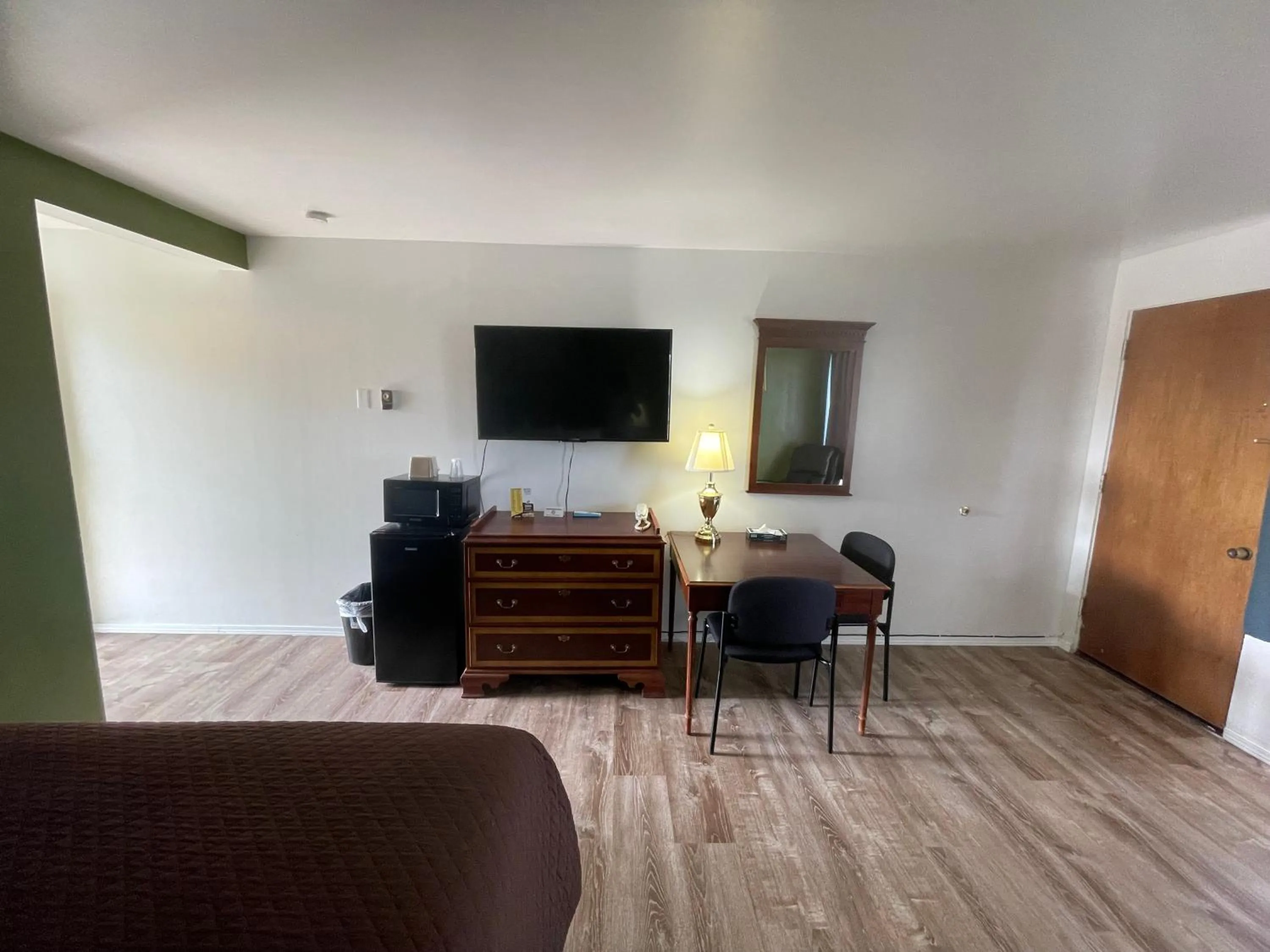 TV and multimedia in Motel Oasis