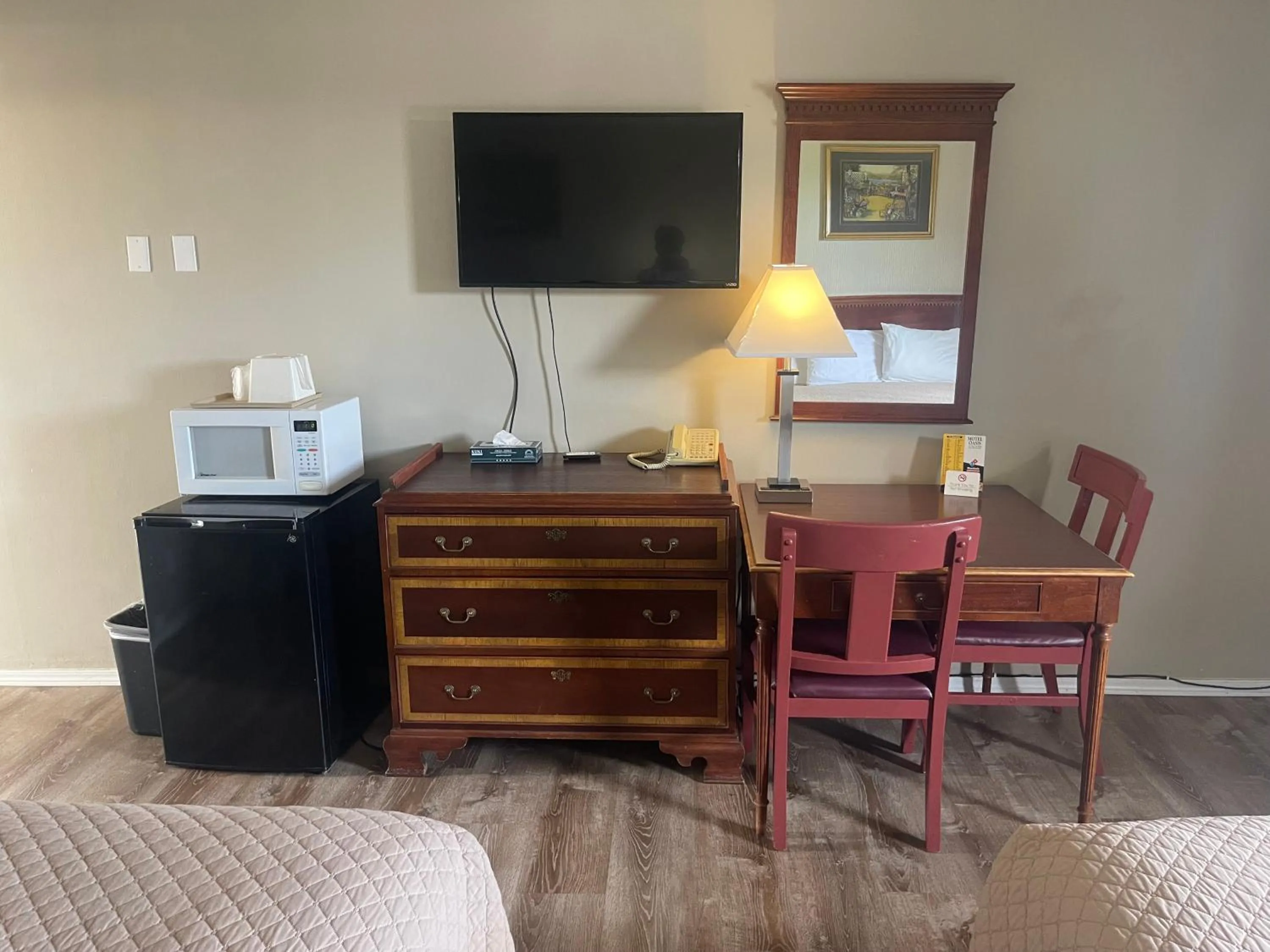 TV and multimedia in Motel Oasis