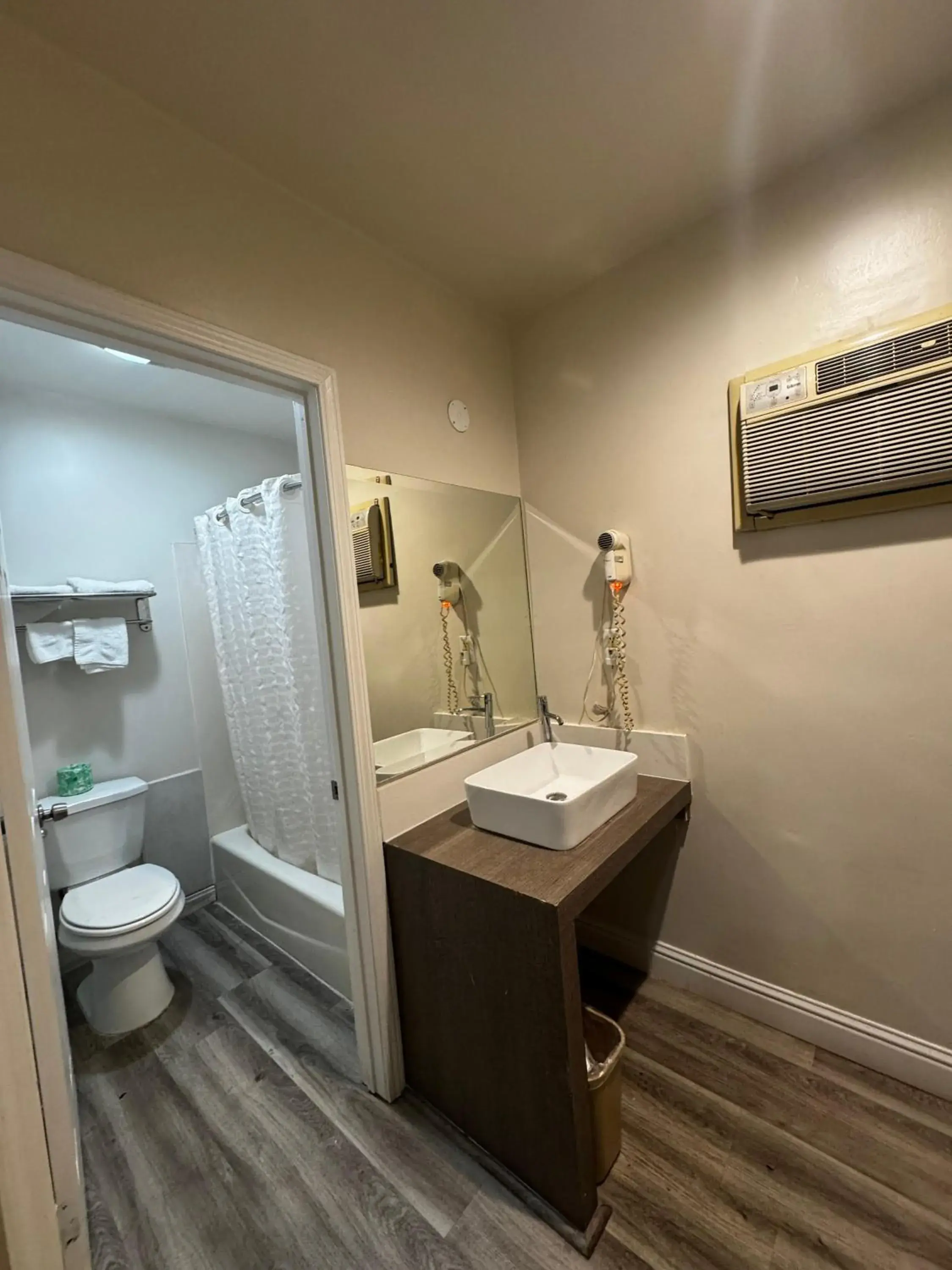 Queen Room with Two Queen Beds - Non-Smoking in Friendship Motor Inn Queen Room with Two Queen Beds - Non-Smoking in Friendship Motor Inn