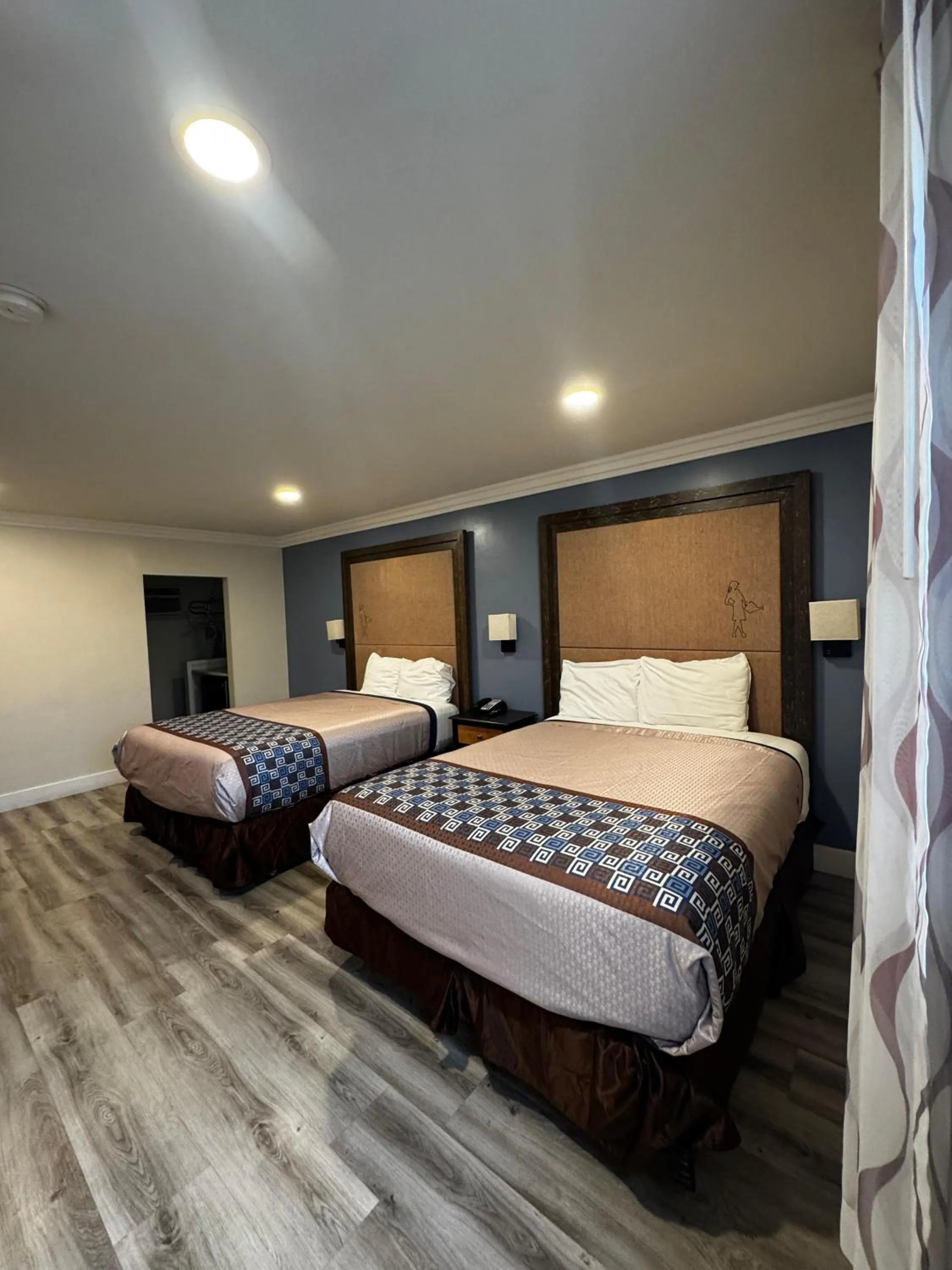 Bed in Friendship Motor Inn