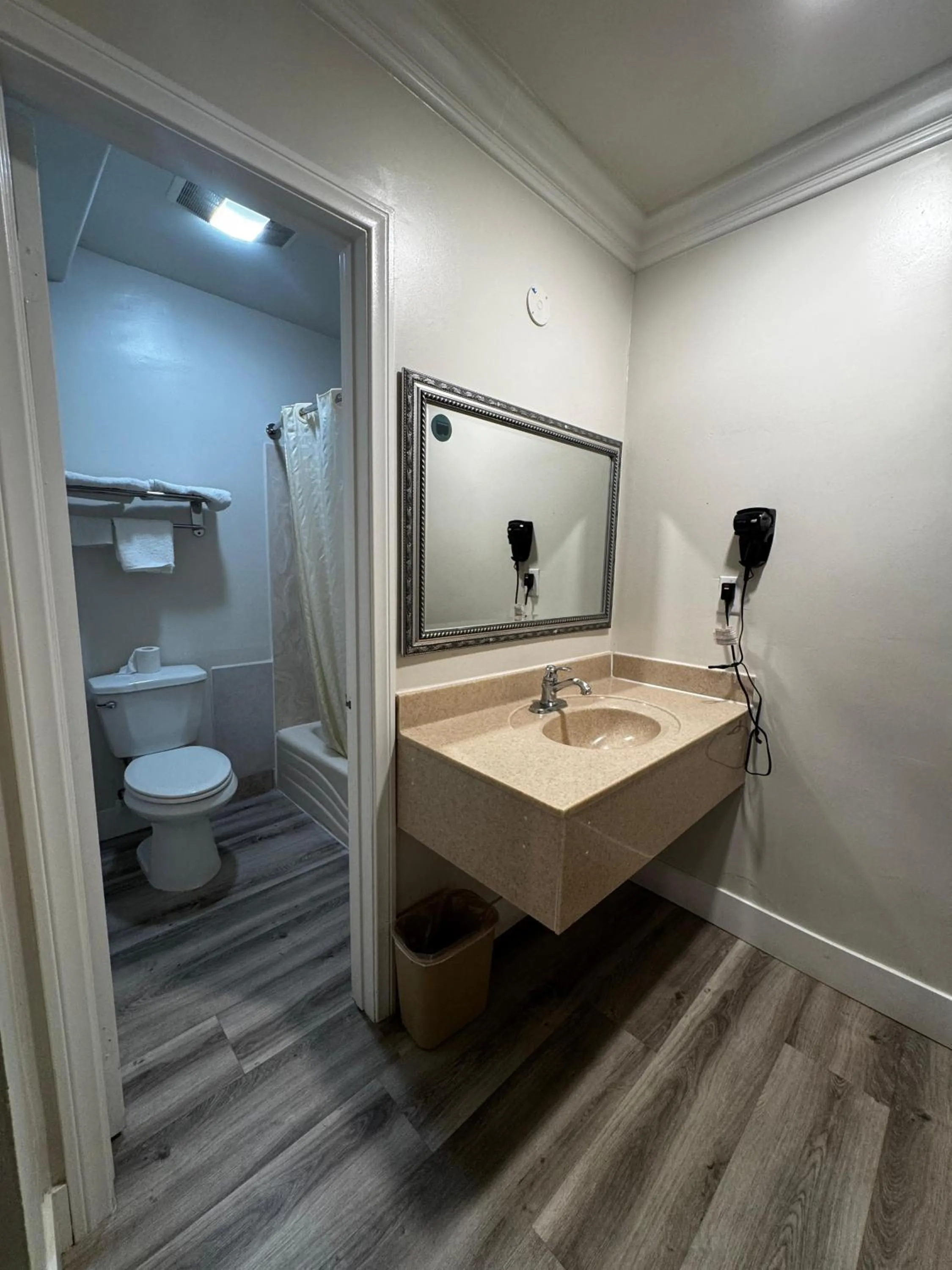 Toilet in Friendship Motor Inn