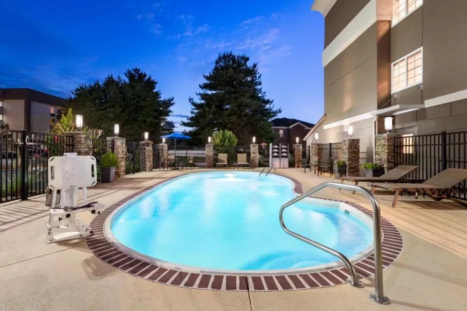 Swimming pool in Holiday Inn Express - Bowling Green by IHG