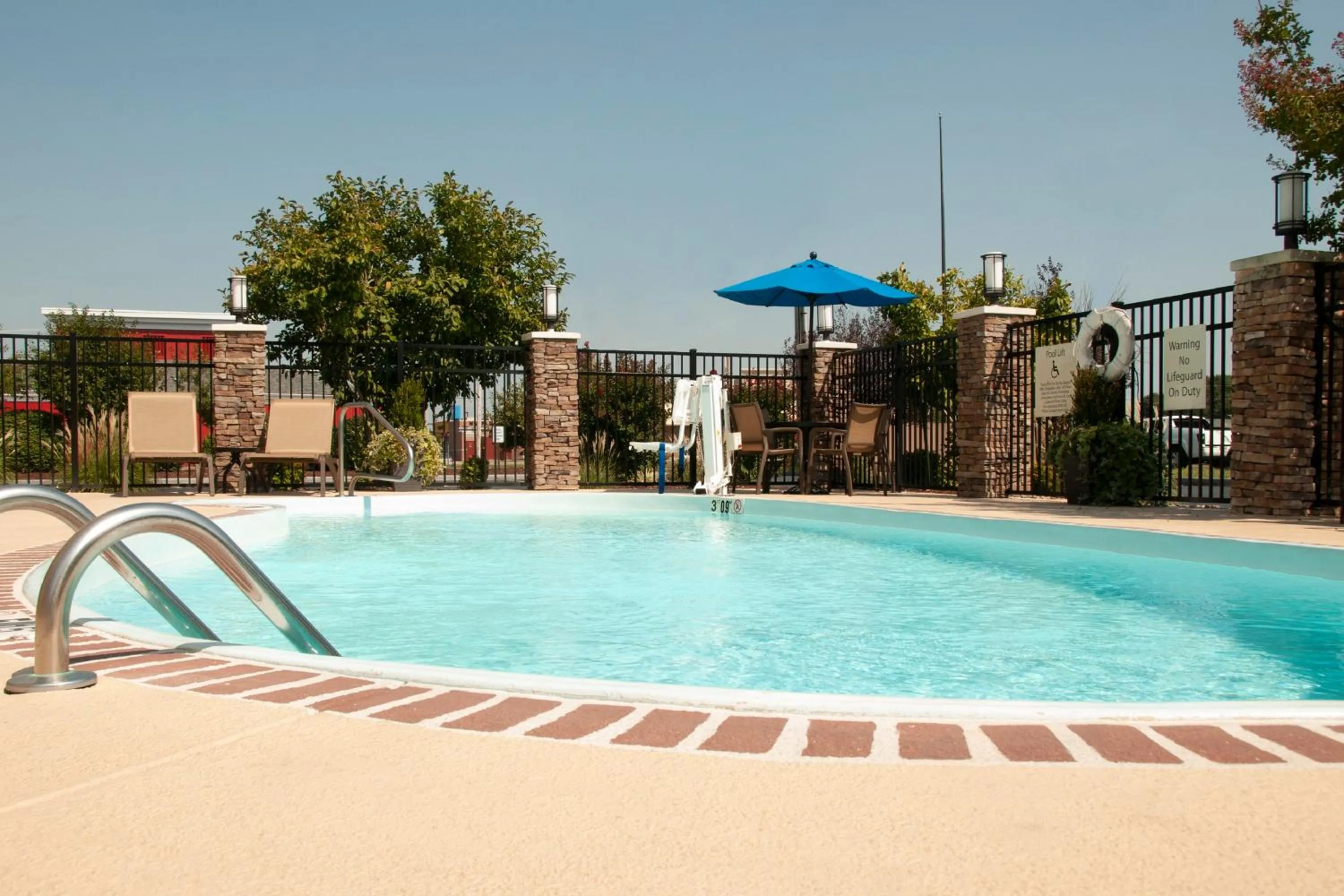 Swimming pool in Holiday Inn Express - Bowling Green by IHG