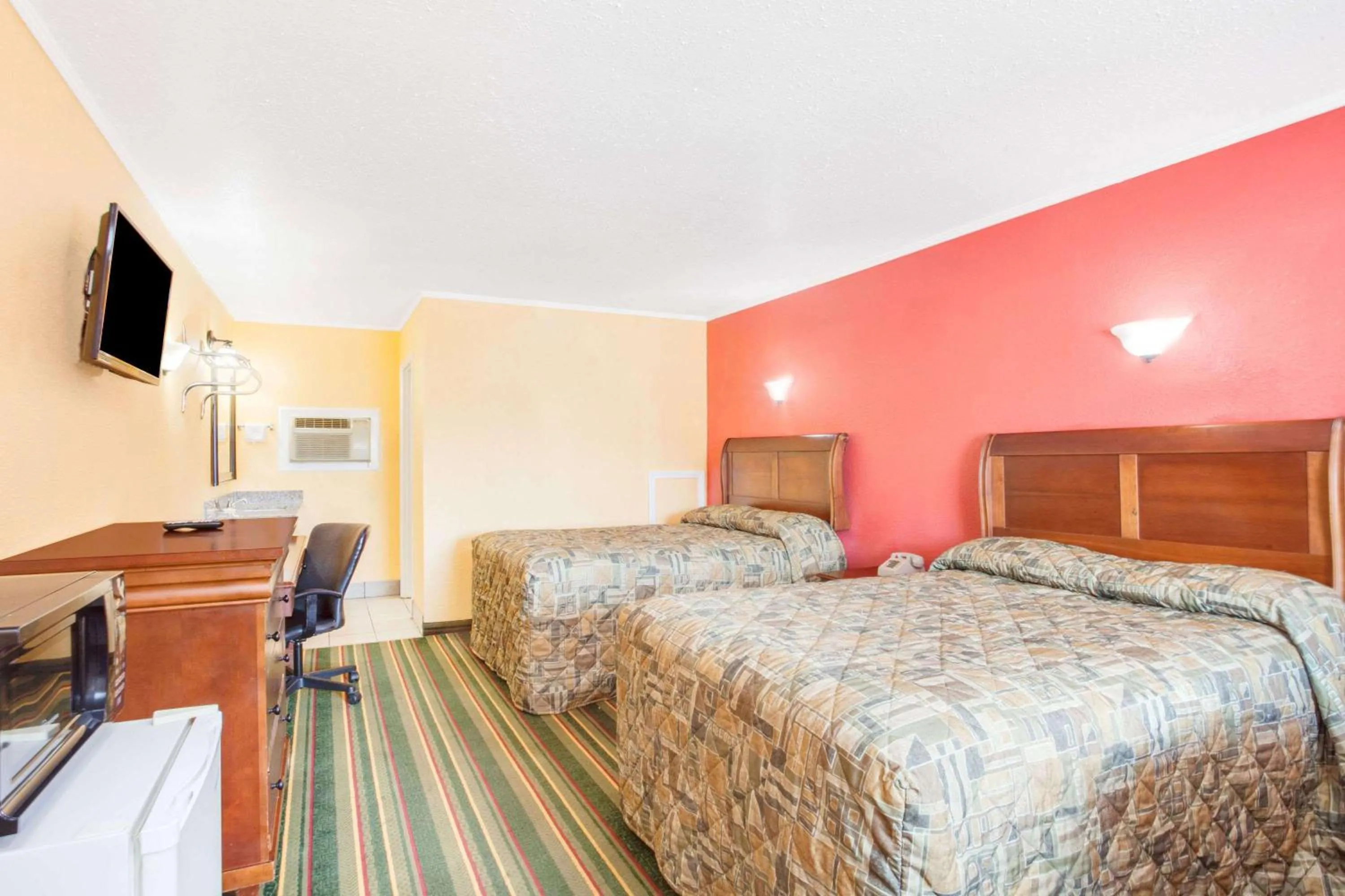 Photo of the whole room, Bed in Knights Inn - Paris