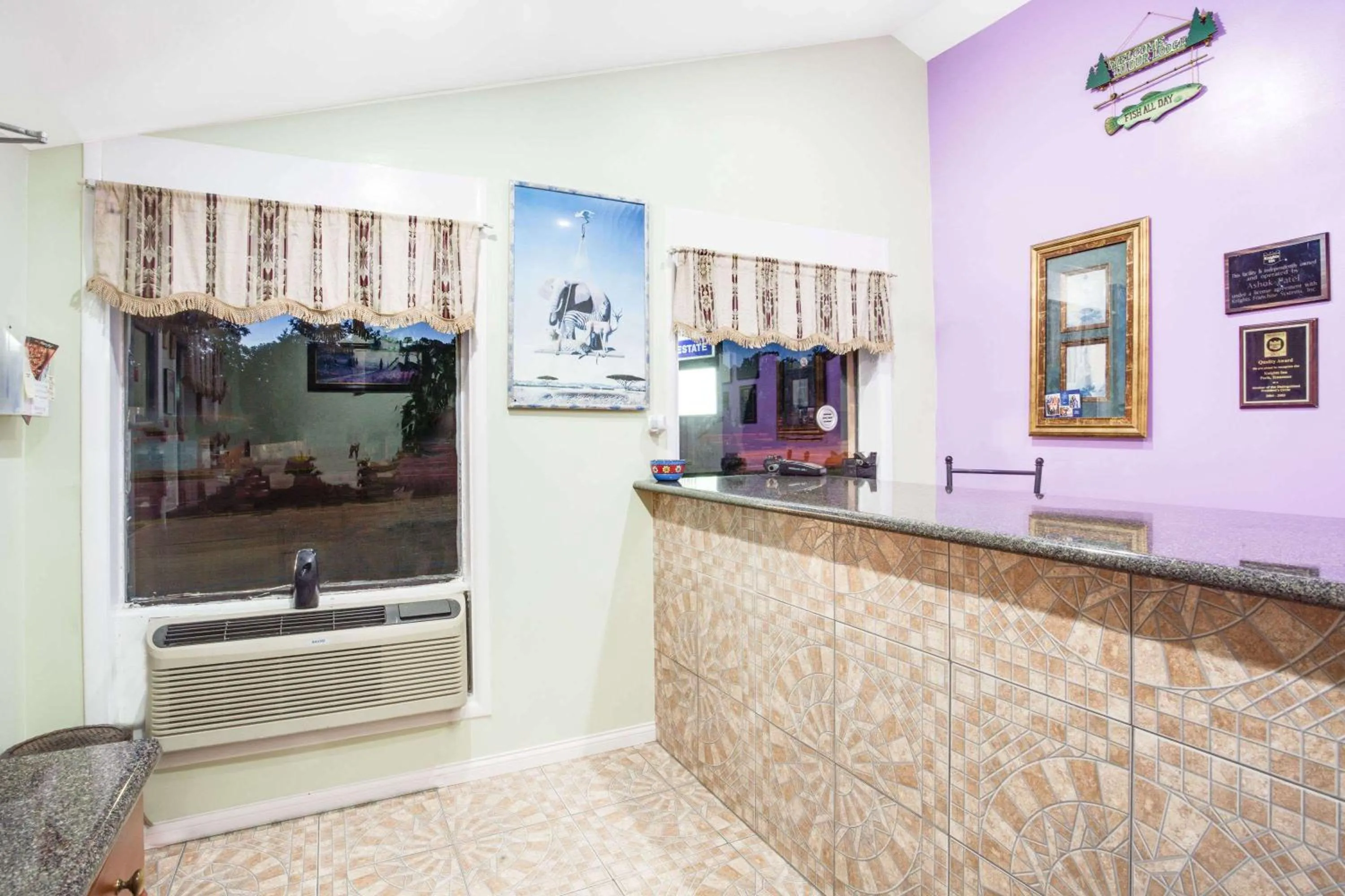 Lobby or reception, Lobby/Reception in Knights Inn - Paris