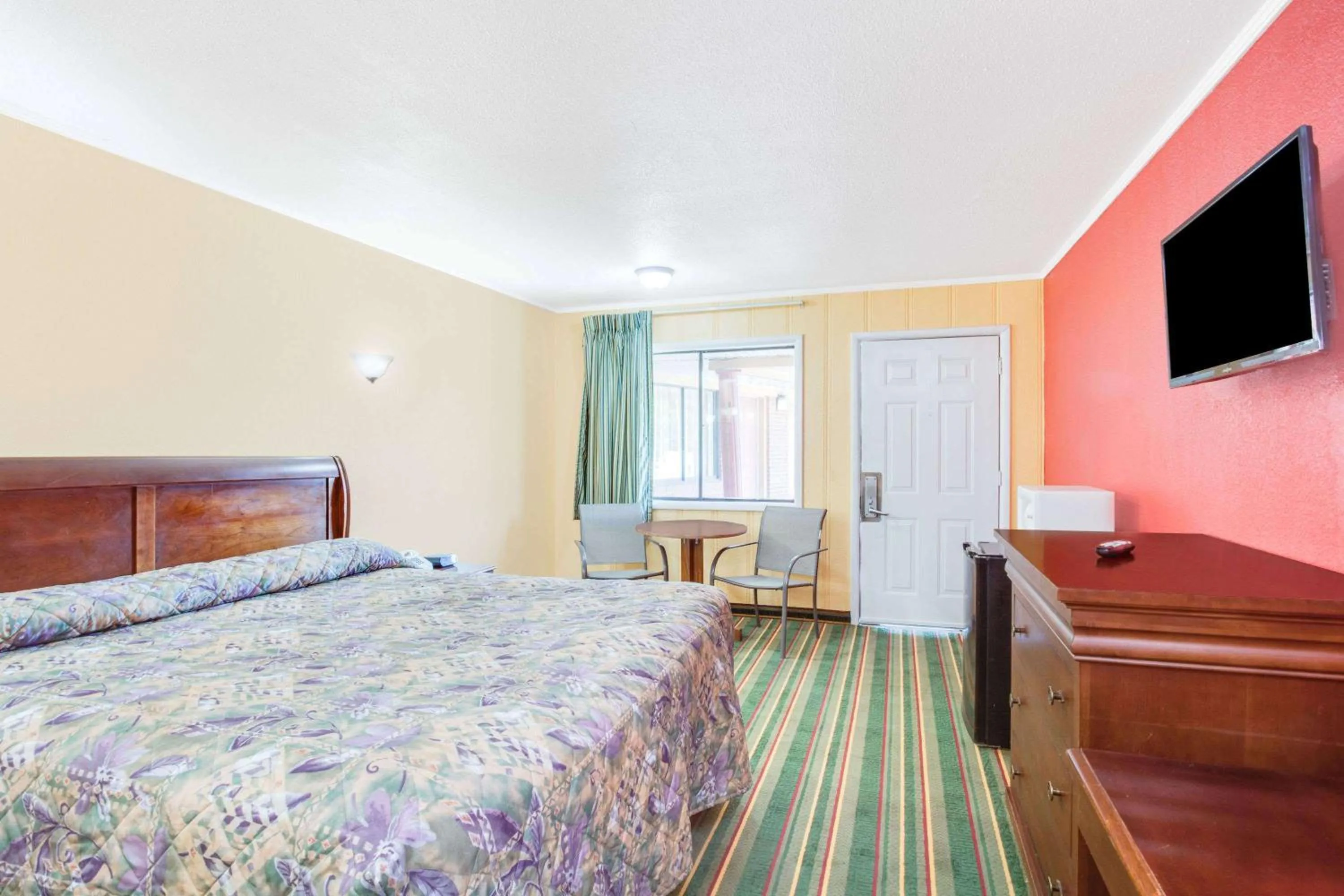 Photo of the whole room, Bed in Knights Inn - Paris