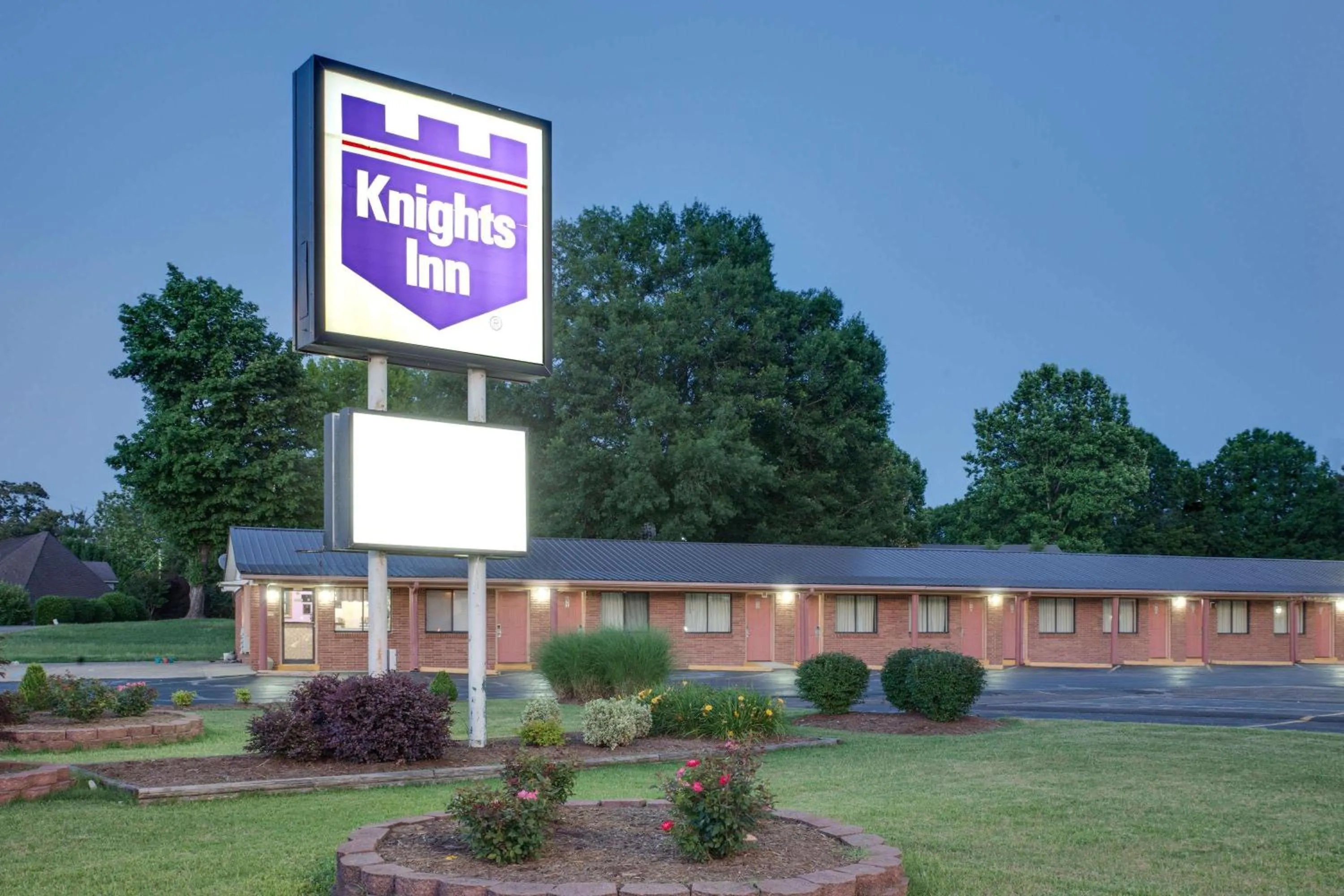 Property Building in Knights Inn - Paris