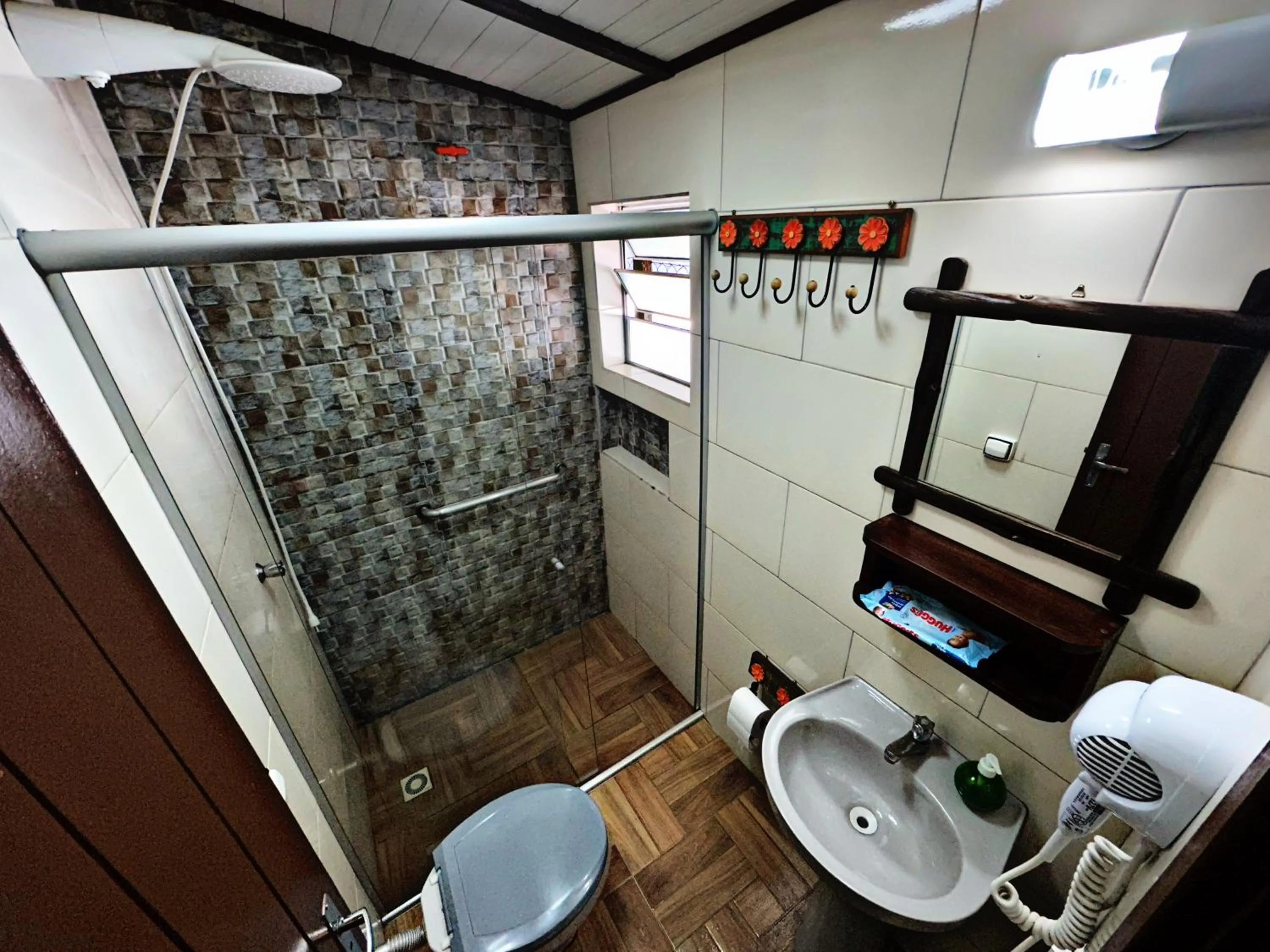 Shower in Chalé Dumont Pousadinha
