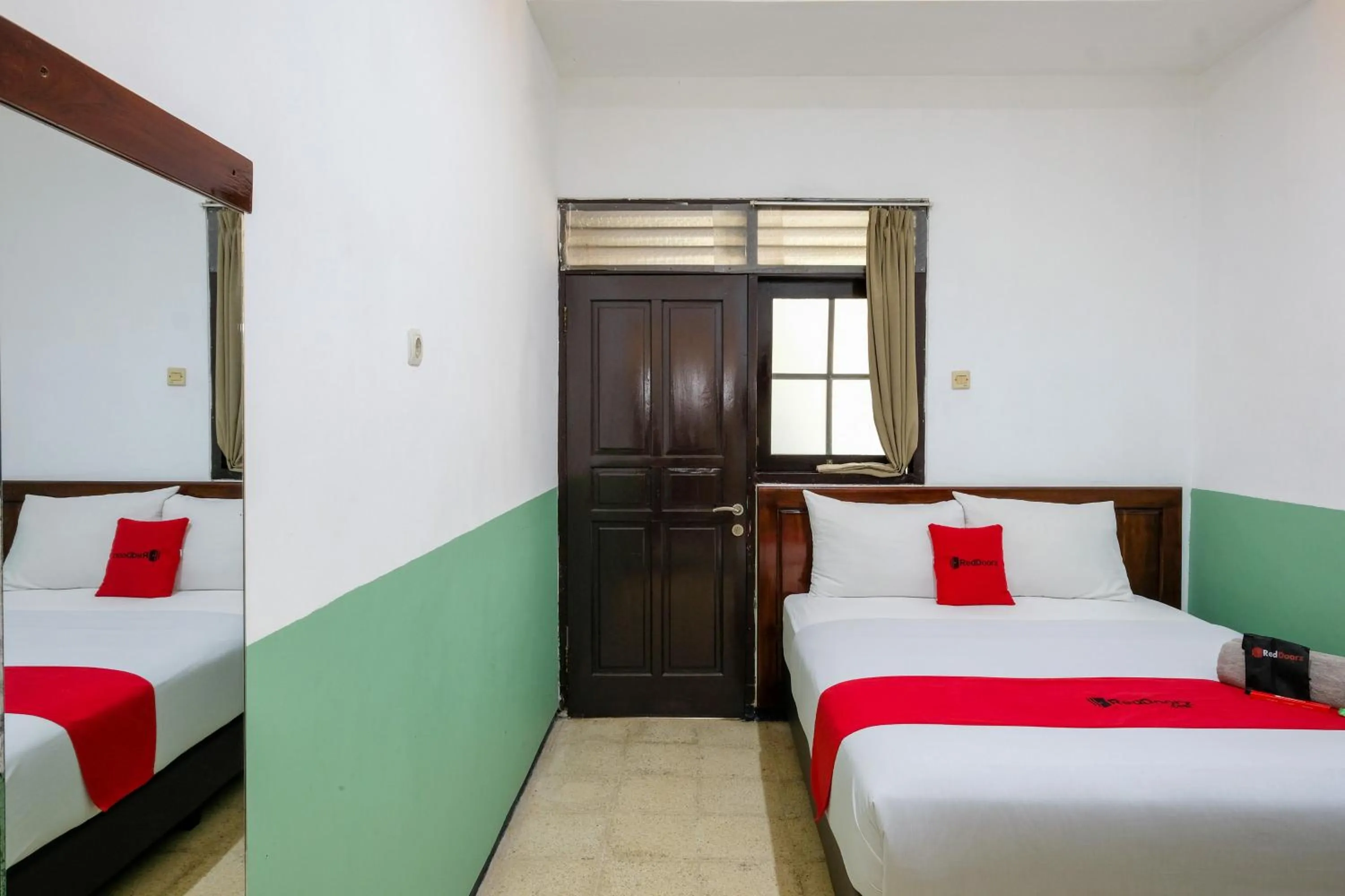 Bedroom, Bed in RedDoorz @ Soekarno Hatta 2
