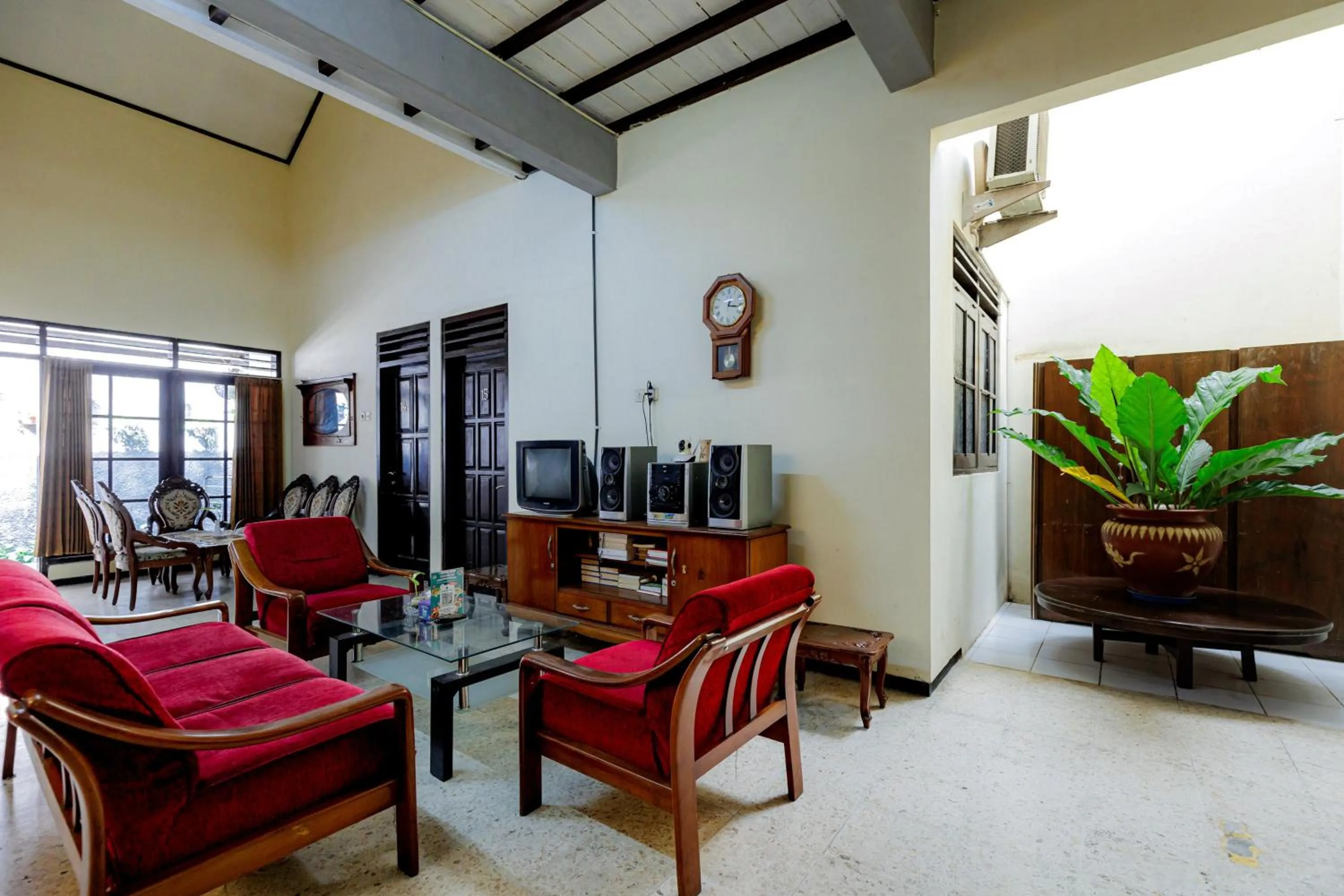 Seating area in RedDoorz @ Soekarno Hatta 2