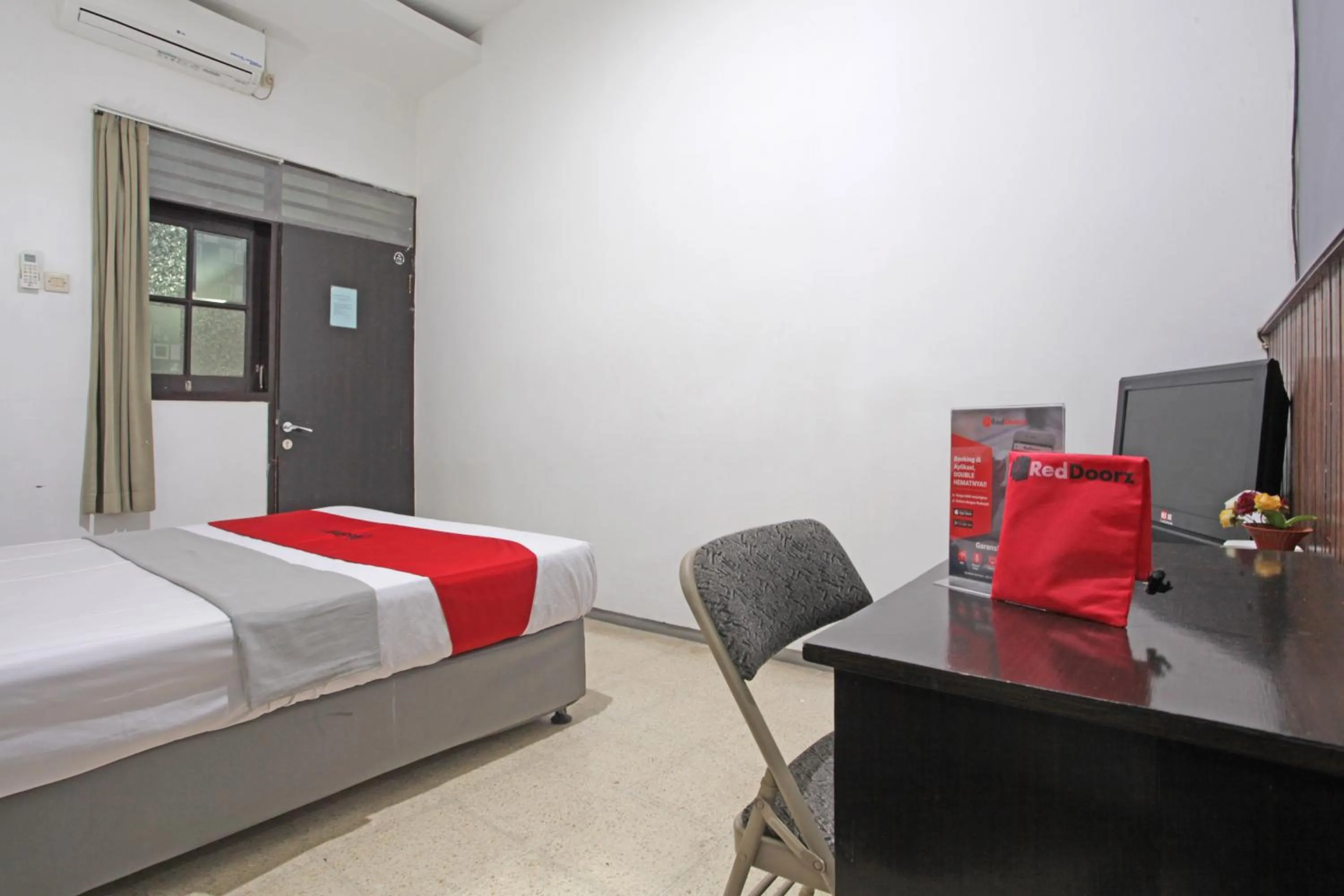 Bedroom, Bed in RedDoorz @ Soekarno Hatta 2