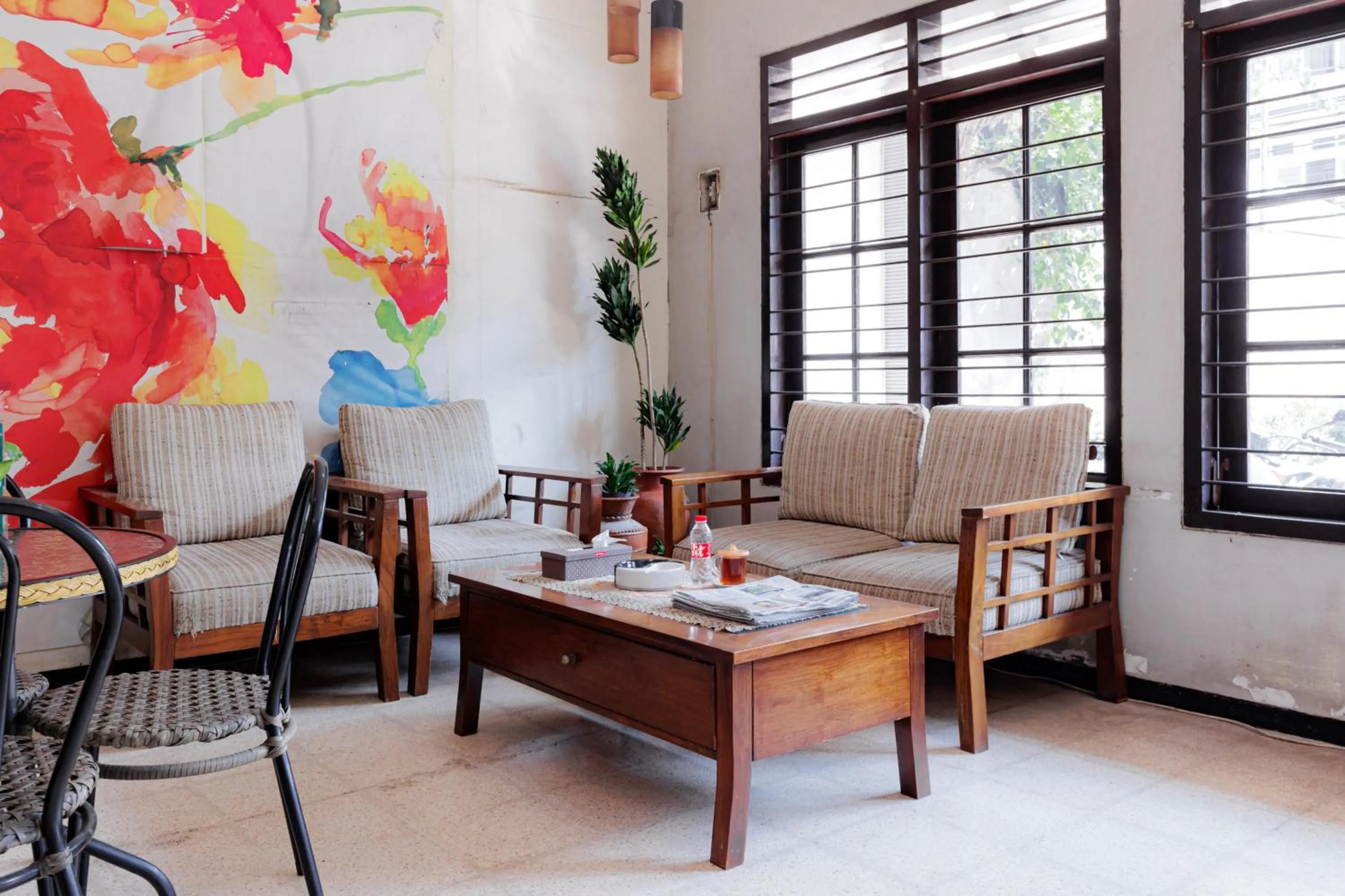 Seating area in RedDoorz @ Soekarno Hatta 2