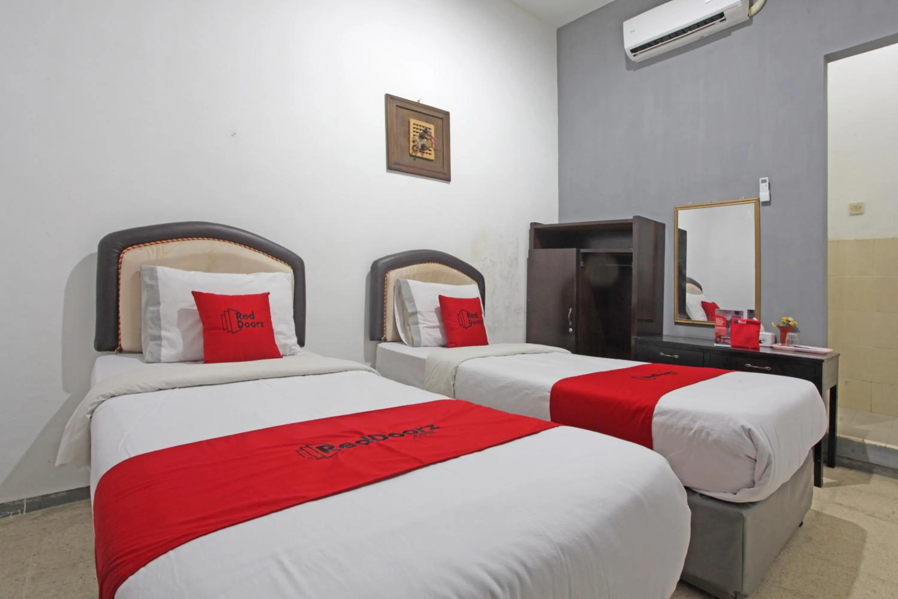 Bedroom, Bed in RedDoorz @ Soekarno Hatta 2