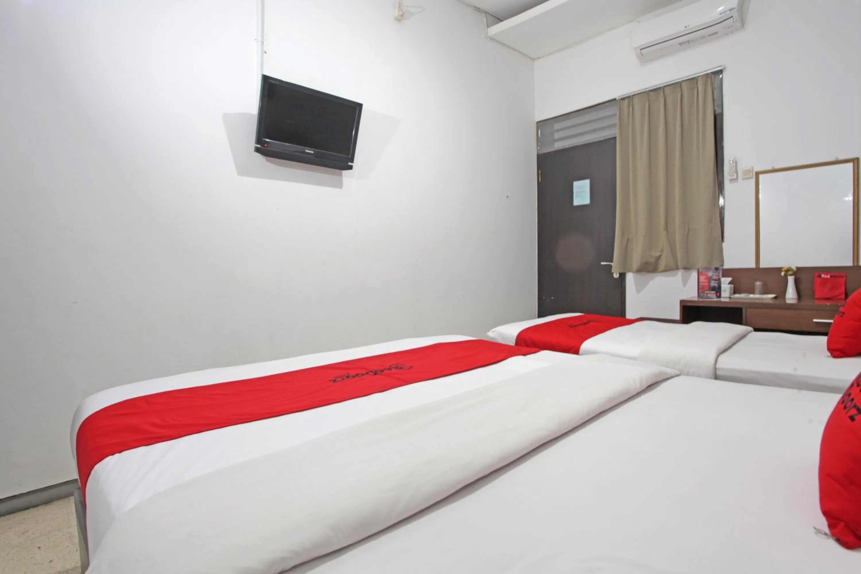 Bedroom, Bed in RedDoorz @ Soekarno Hatta 2