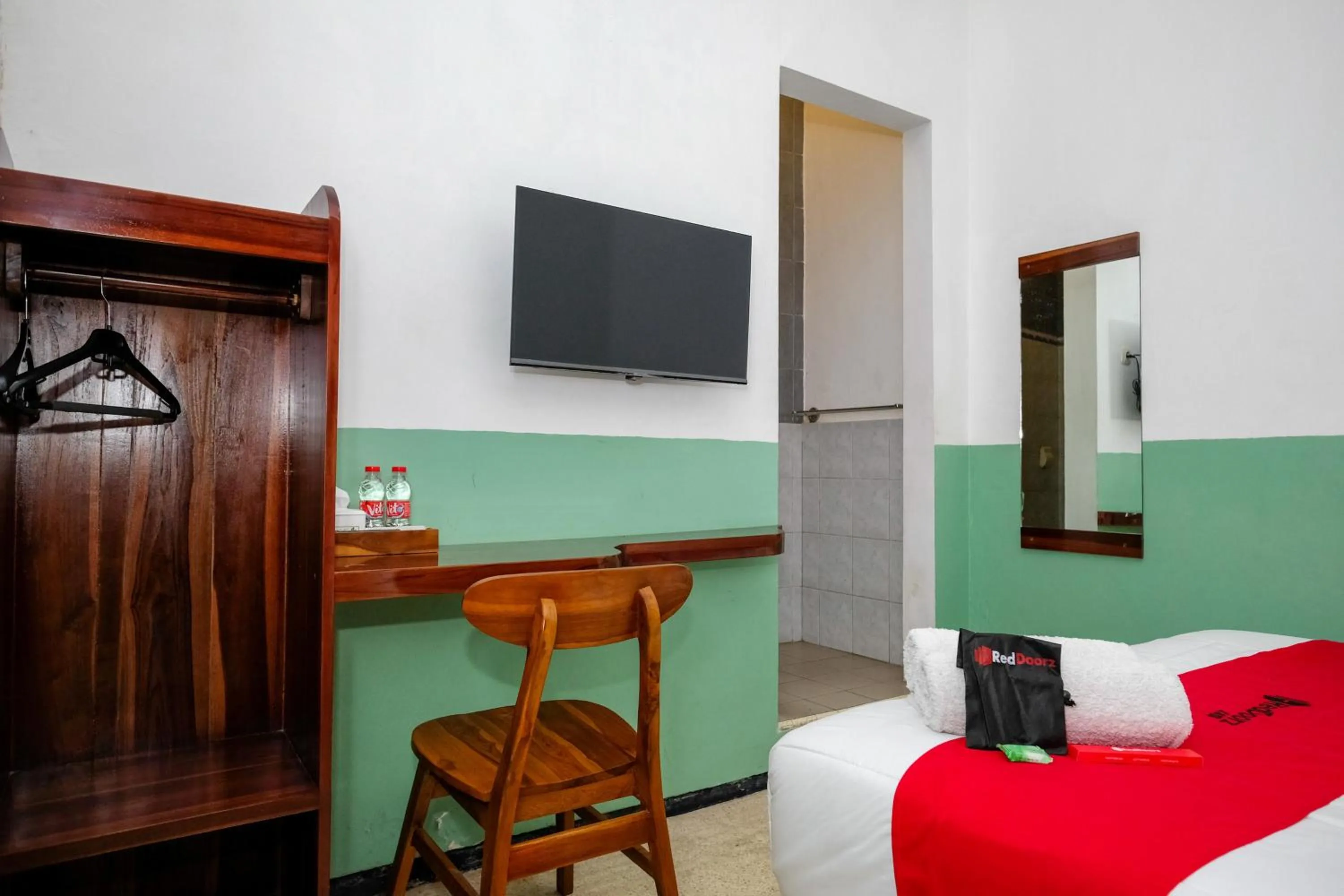 Bedroom, Bed in RedDoorz @ Soekarno Hatta 2