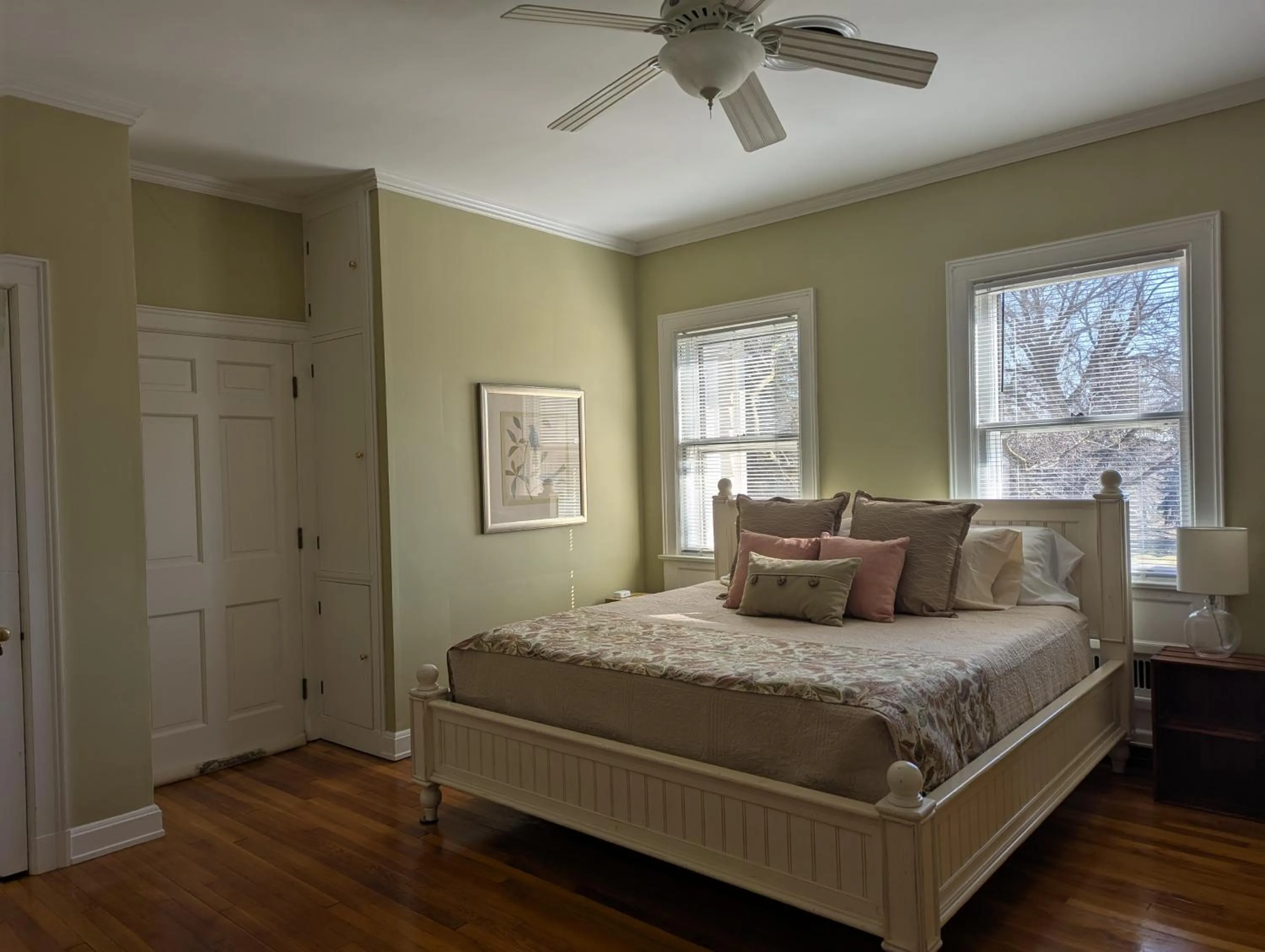 Bed in Farrell House Lodge at Sunnybrook Trout Club
