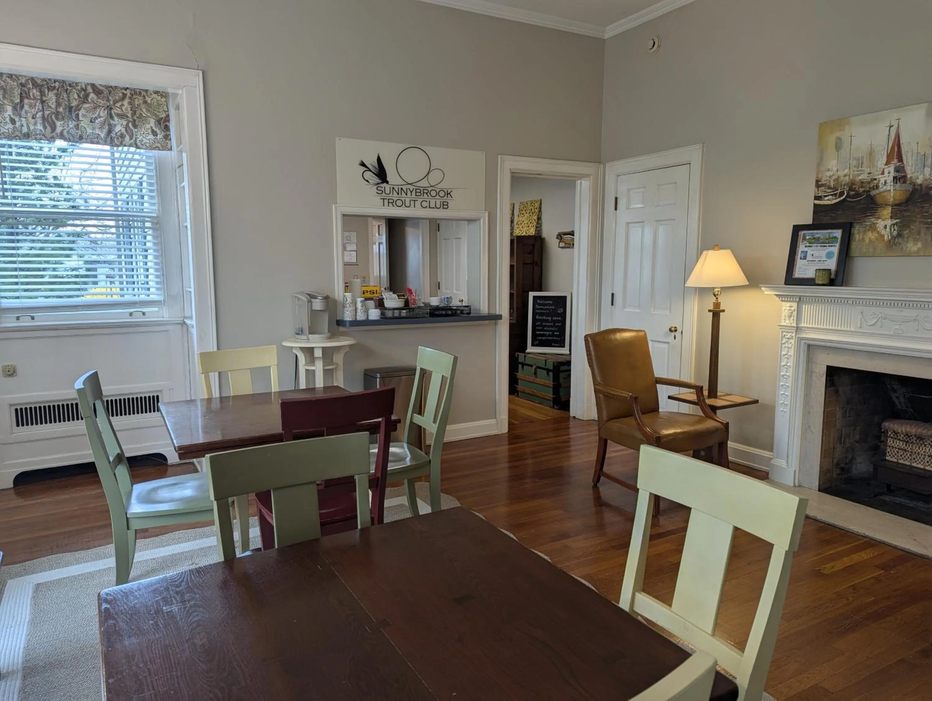 Coffee/tea facilities in Farrell House Lodge at Sunnybrook Trout Club